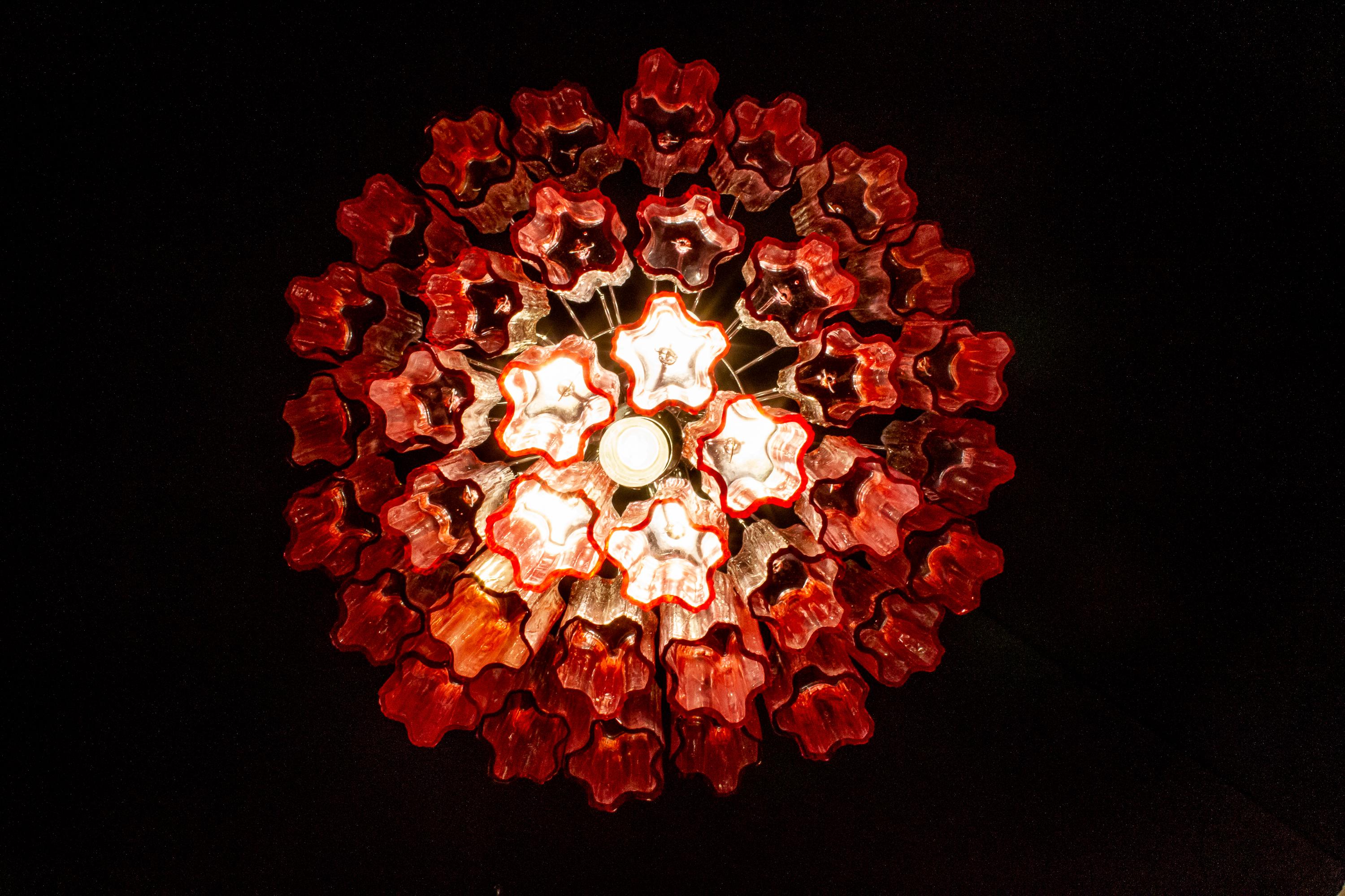 Coppia di lampadari Tronchi in vetro corallo rosso 1970 In condizioni ottime in vendita a Rome, IT