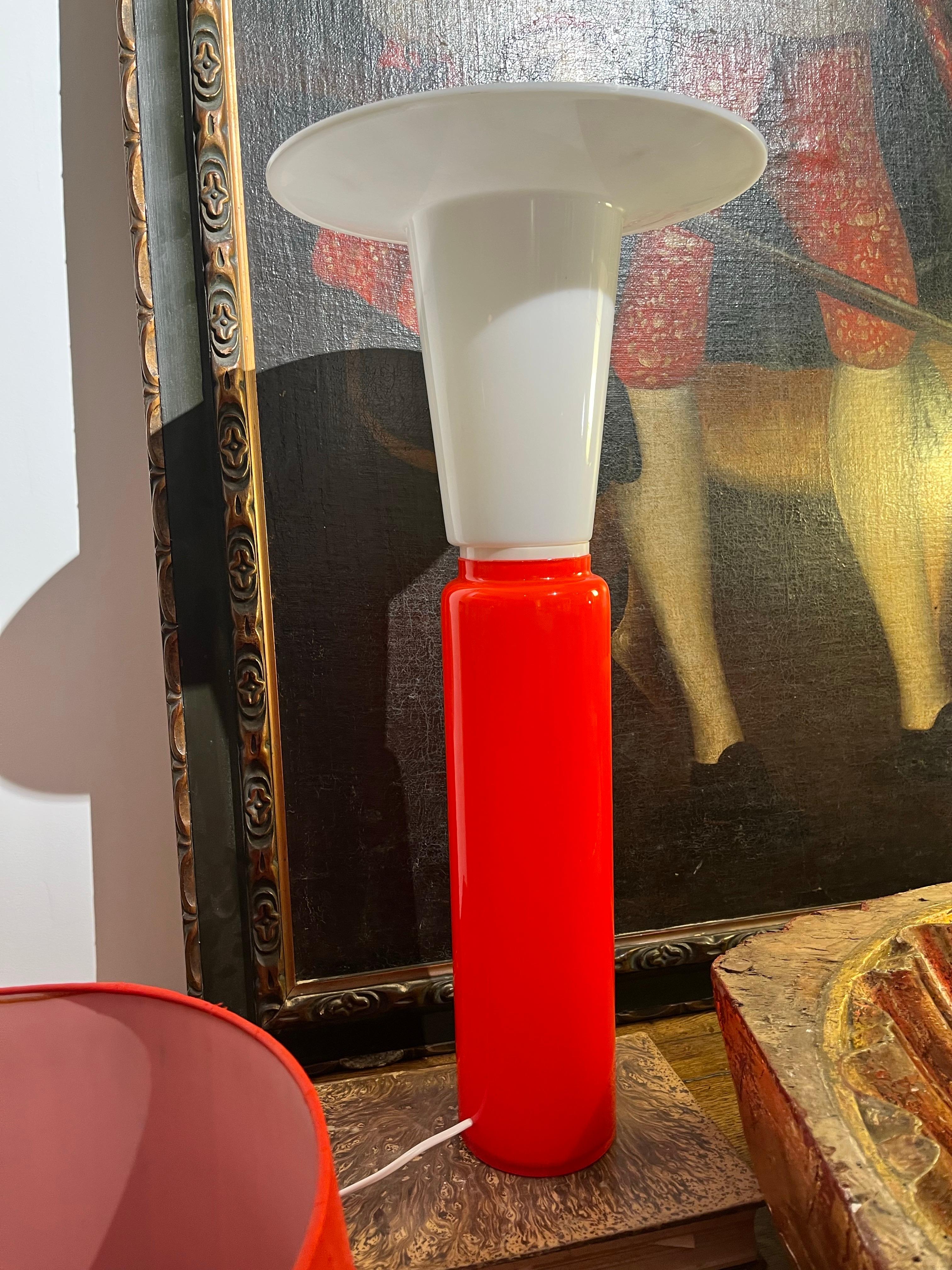 Svedese Coppia di lampade da tavolo in cristallo rosso di Luxus in vendita