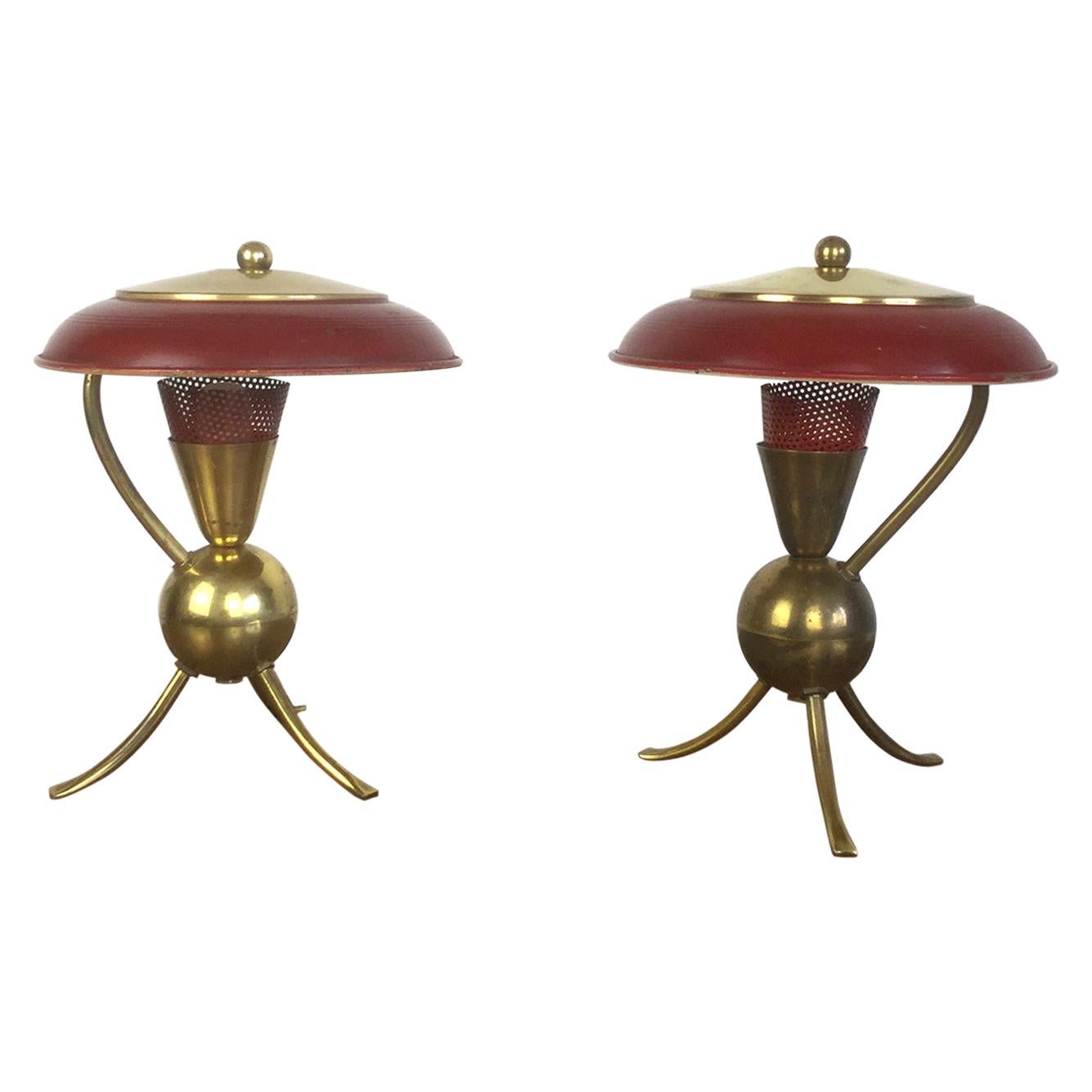 Paire de lampes de table tripodes en émail rouge et laiton, françaises, années 1950