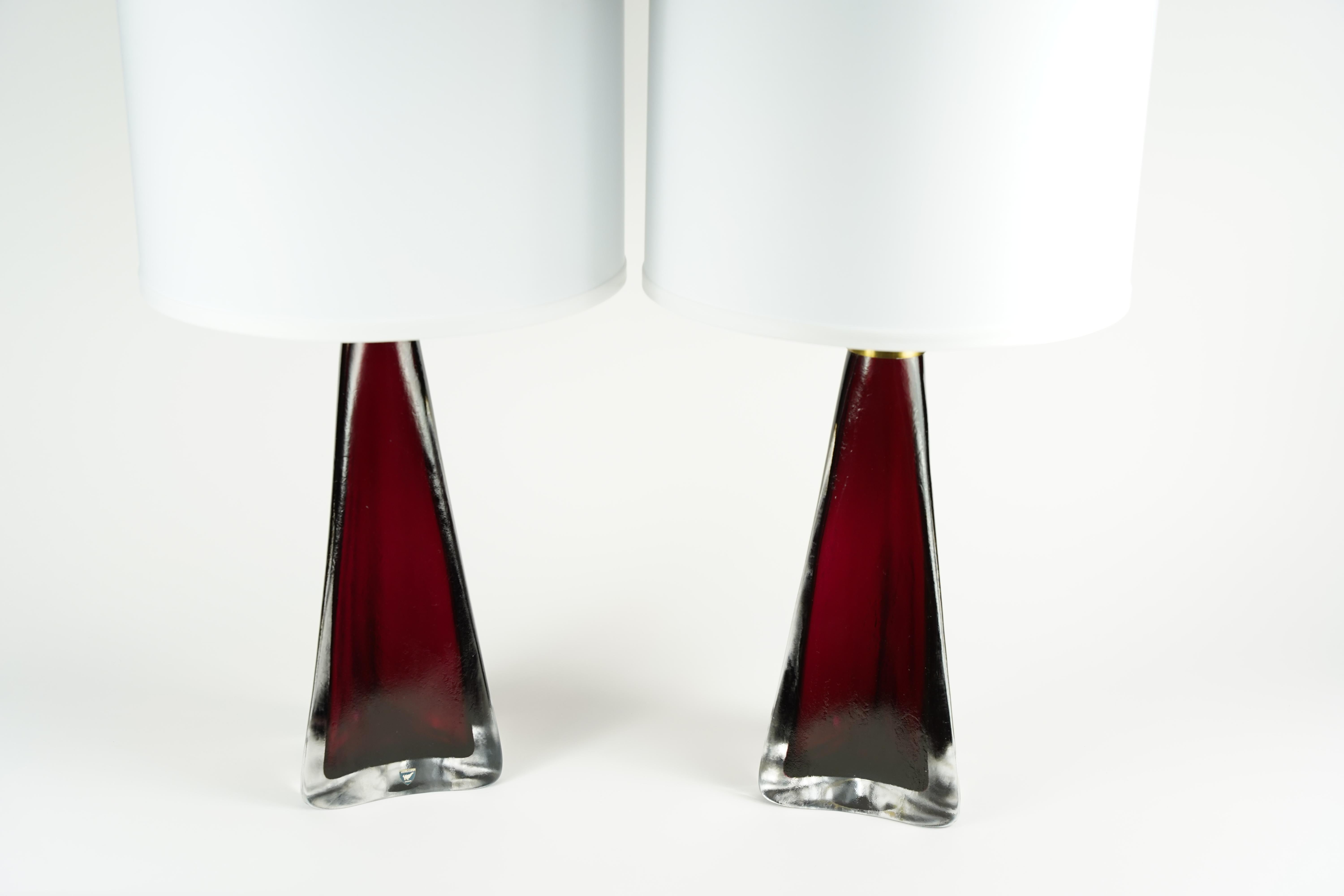 Mid-Century Modern Pair of red frosted Triangular Orrefors Lamps, Sweden 1960 For Sale