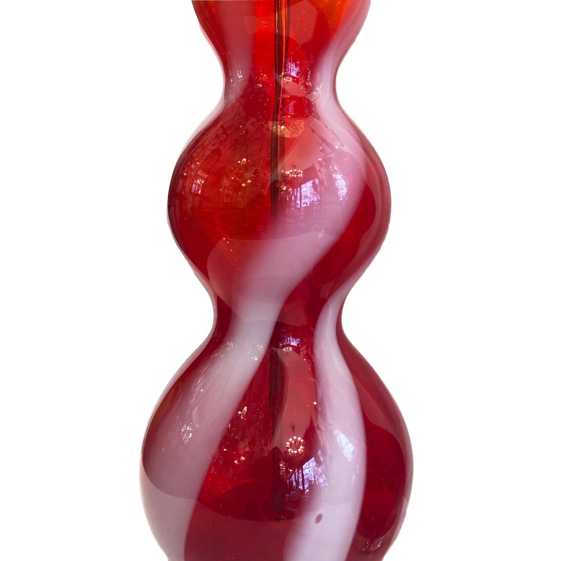Milieu du XXe siècle Paire de lampes de Murano en verre rouge en vente