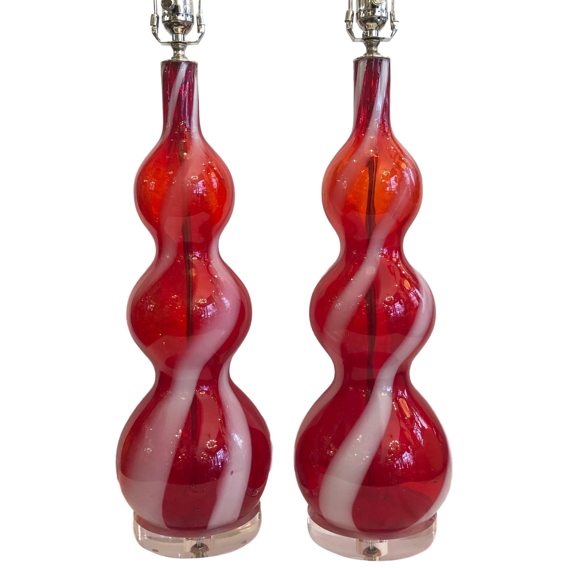Paire de lampes Murano des années 1960, soufflées à la main, en rouge avec des rubans blancs.

Mesures :
Hauteur du corps 22,5
Diamètre de la base 6