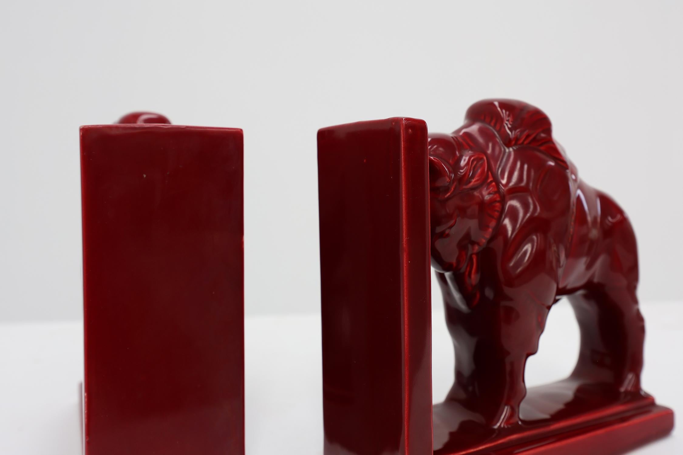 Paire de serre-livres Bison en céramique émaillée rouge de style Art déco, Belgique années 1920 en vente 3