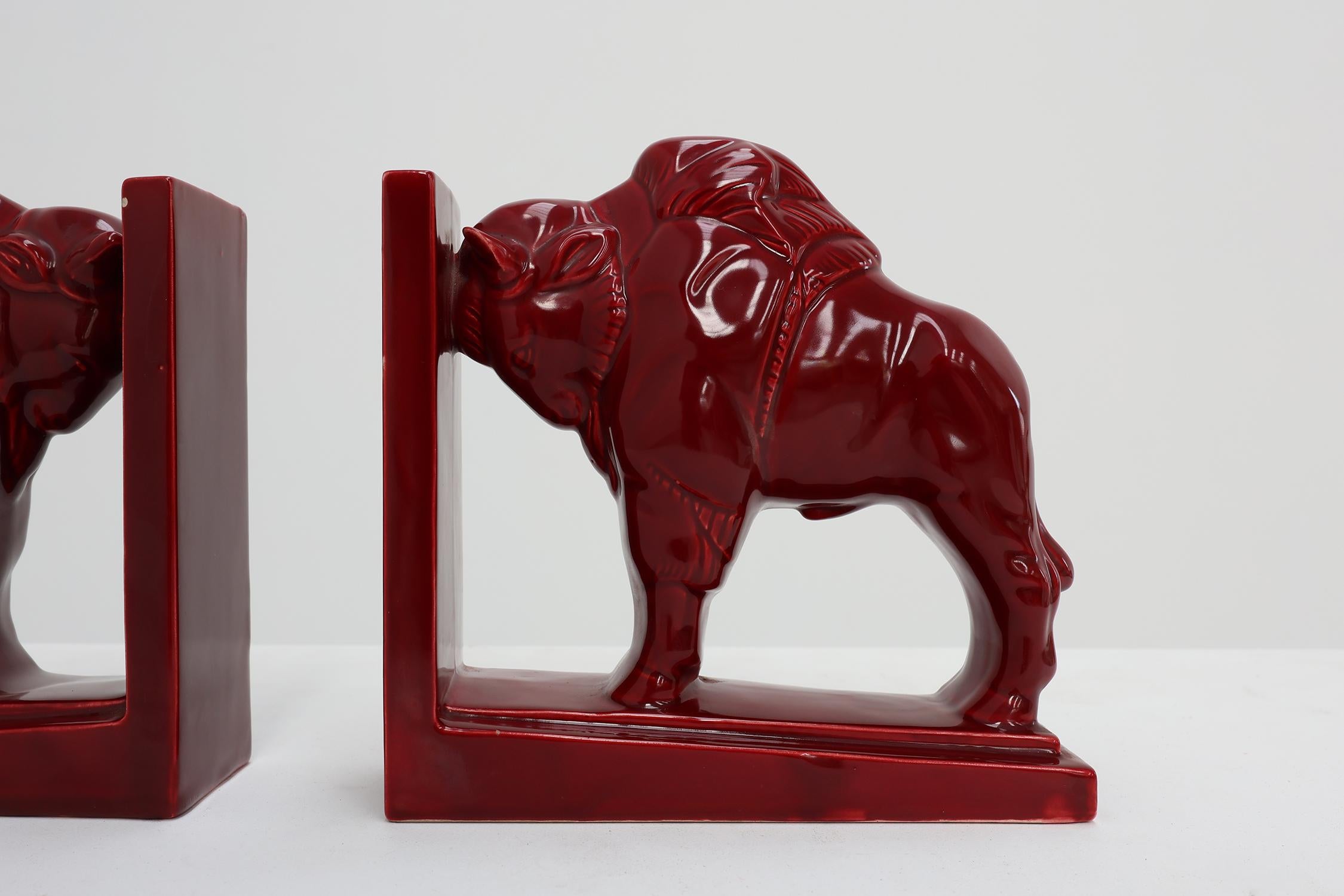 Paire de serre-livres Bison en céramique émaillée rouge de style Art déco, Belgique années 1920 en vente 4