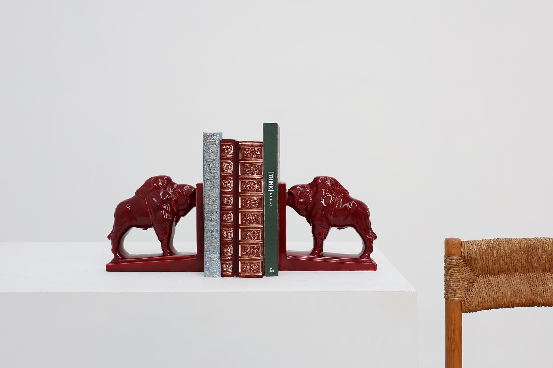 Belgique / 1920 / set serre-livres / F.J 539 / céramique / Art Déco

Magnifique paire de serre-livres Bison en céramique Art Déco sur une base rectangulaire. Estampillé à la base : F.J. 539 et avec une belle glaçure rouge bordeaux. 

La finition