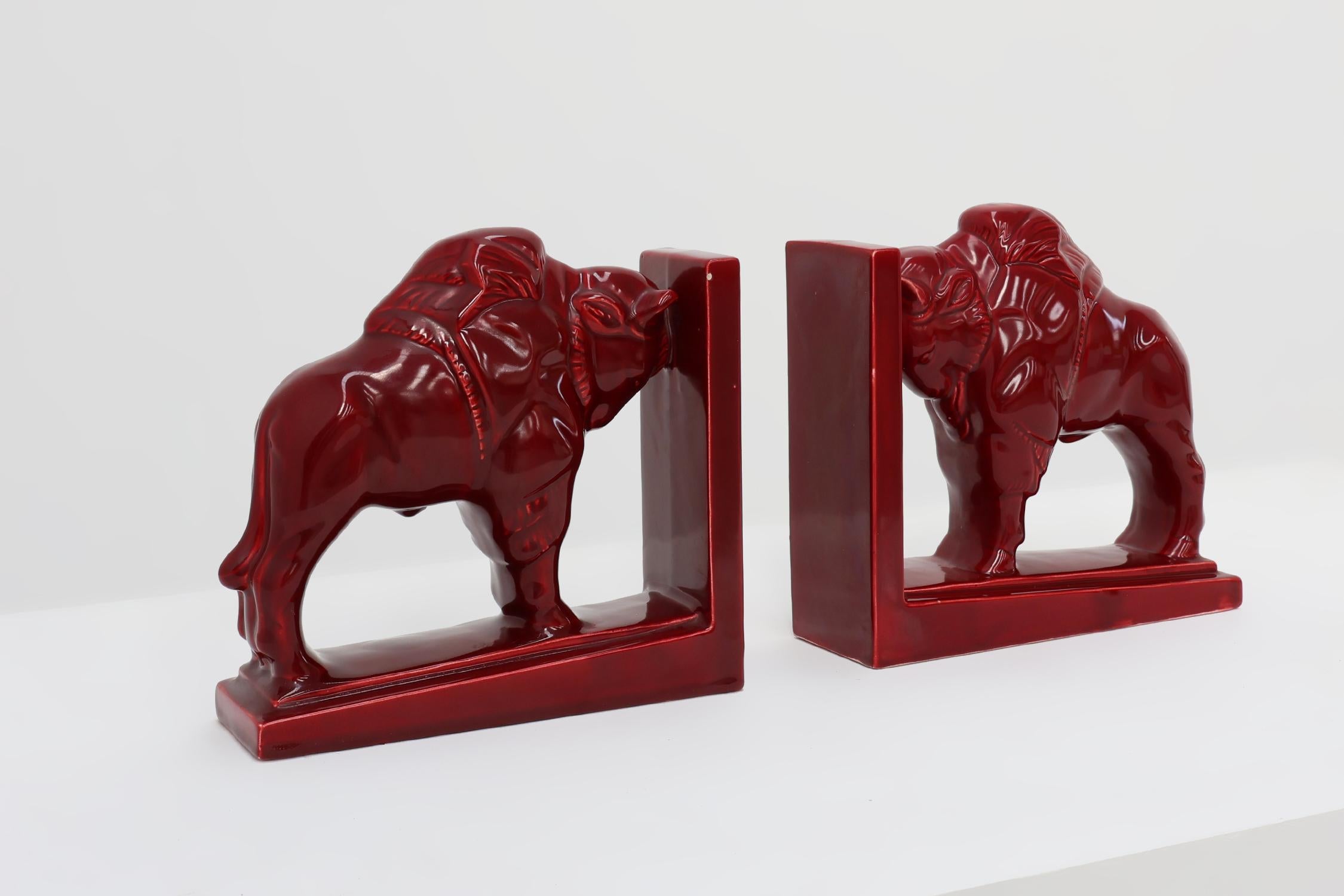 Vernissé Paire de serre-livres Bison en céramique émaillée rouge de style Art déco, Belgique années 1920 en vente