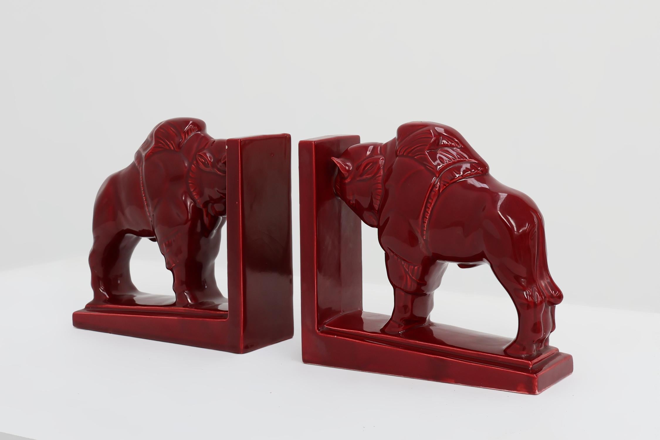 Paire de serre-livres Bison en céramique émaillée rouge de style Art déco, Belgique années 1920 Bon état - En vente à Meulebeke, BE