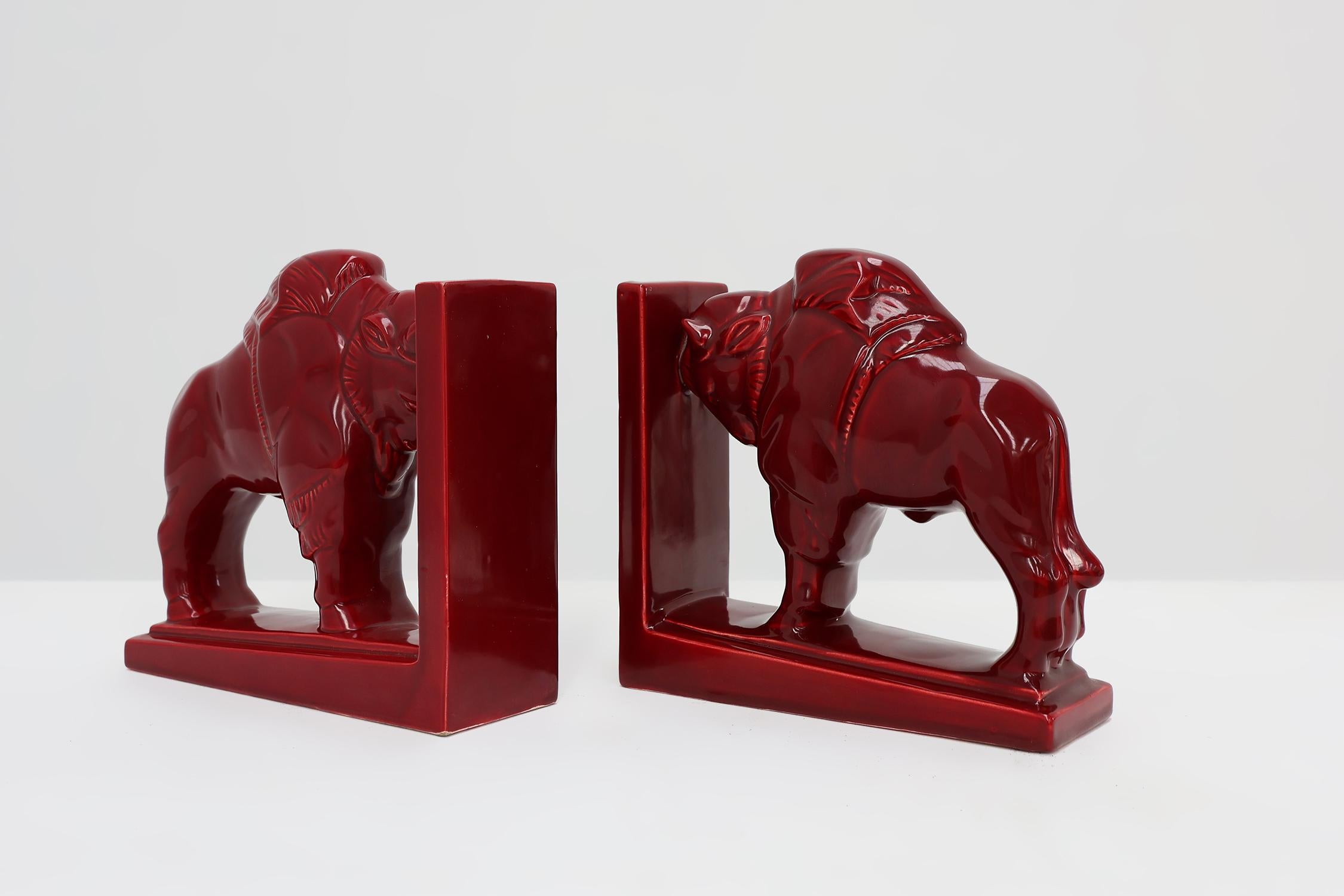 Paire de serre-livres Bison en céramique émaillée rouge de style Art déco, Belgique années 1920 en vente 1