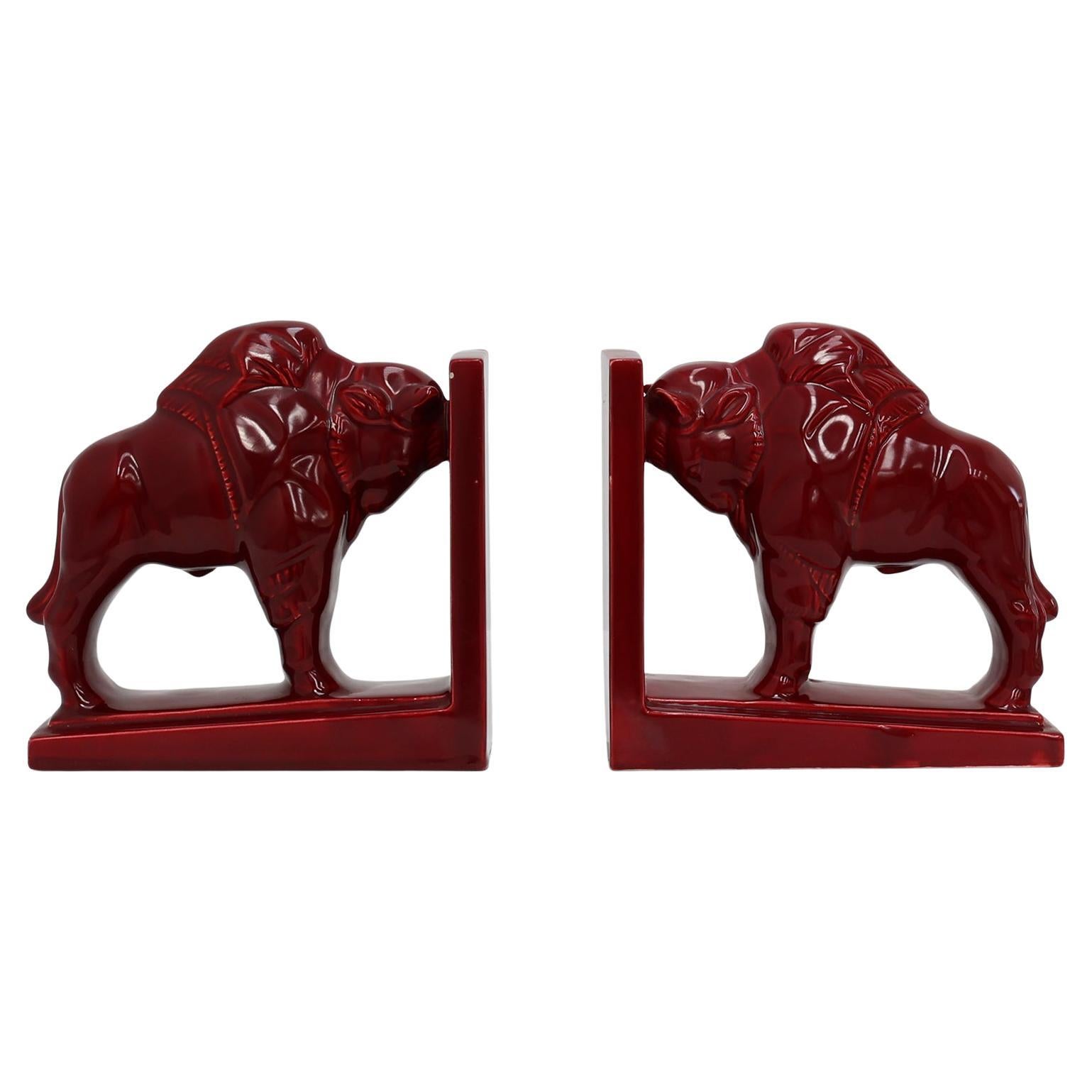 Paire de serre-livres Bison en céramique émaillée rouge de style Art déco, Belgique années 1920 en vente