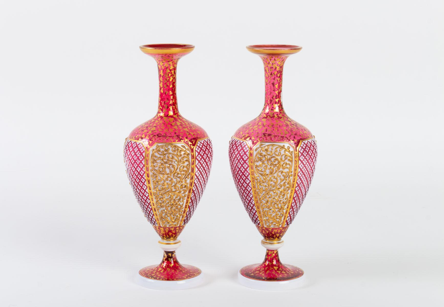Pair of red, gold and white Bohemian vases, 19th century, Napoleon III
Measures: H 25cm, D 10cm.