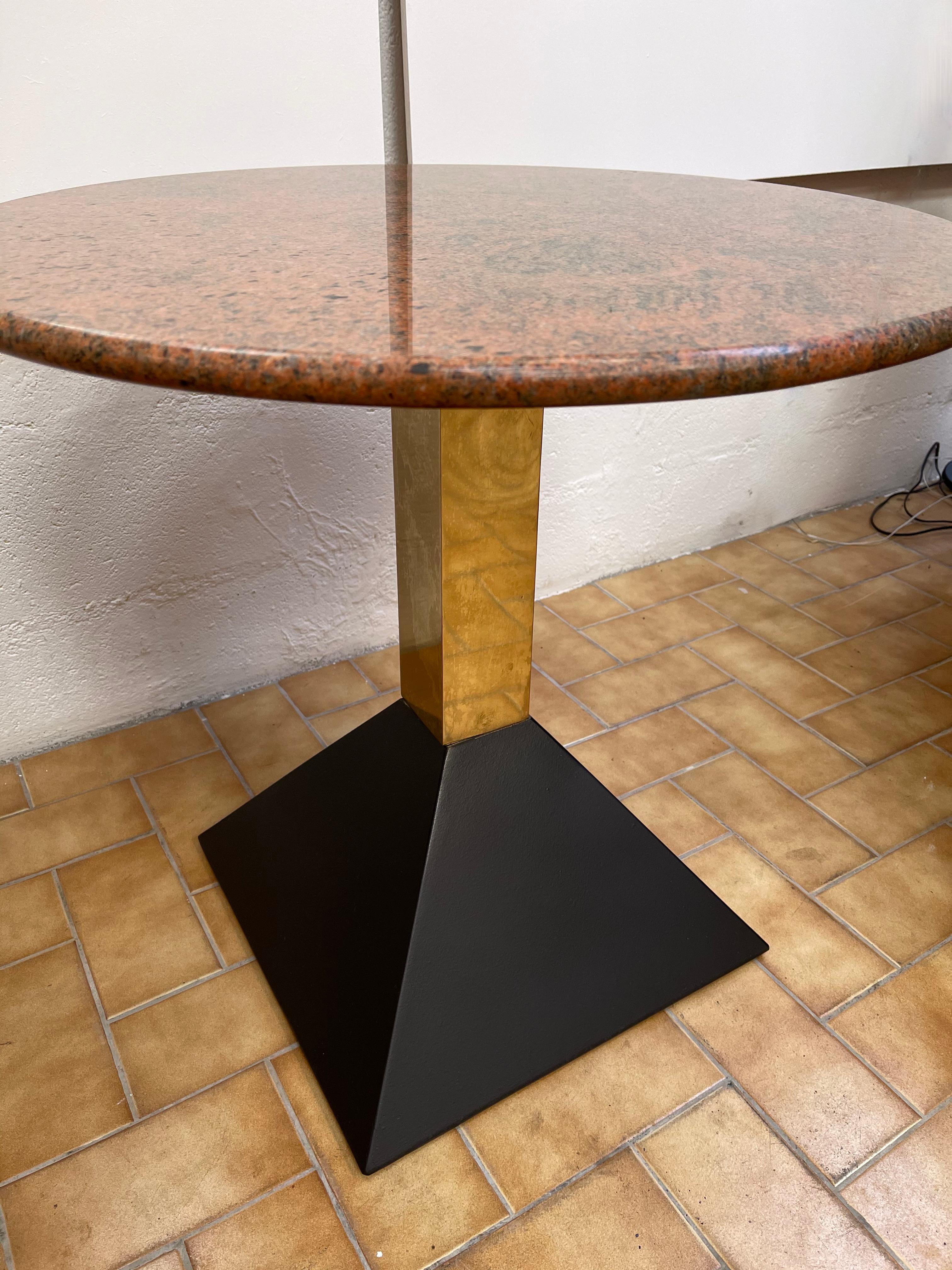 Mid-Century Modern Pair of Red Granite and Brass Side Tables, Italy, 1980s For Sale