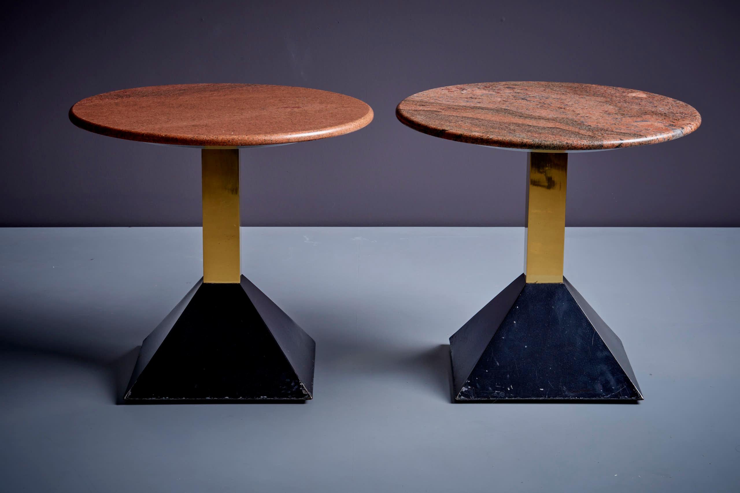 Paar Beistelltische aus rotem Granit. Der angegebene Durchmesser gilt für die Tischplatte.