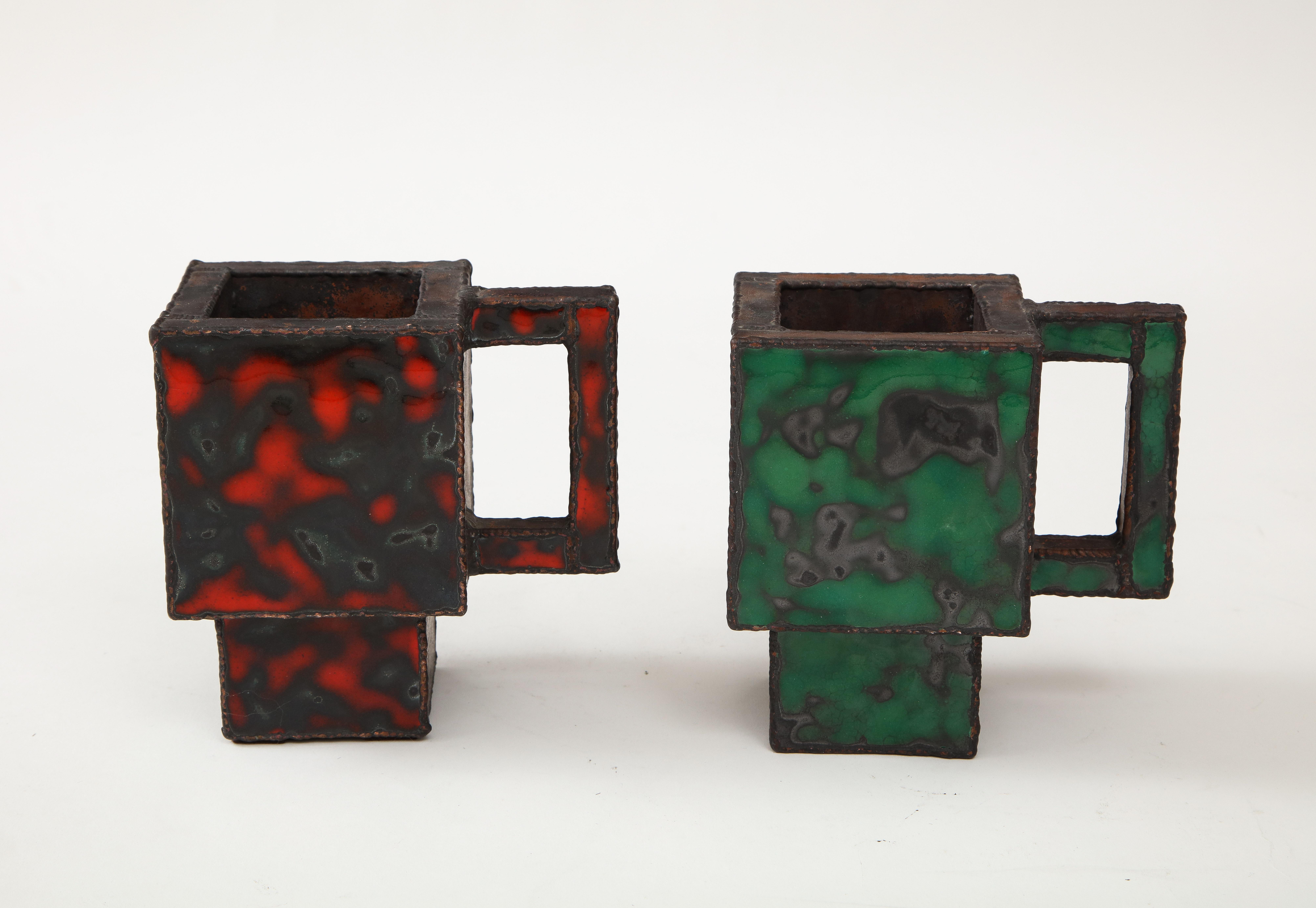 Zwei emaillierte Kupferbecher des südkoreanischen Künstlers Kwangho Lee mit hohem Sammlerwert. 

Mit ihrem atemberaubenden und explosiven Design sind diese Kupferbecher ein nahezu perfektes Beispiel für Lees Sensibilität für das Medium Emaille -