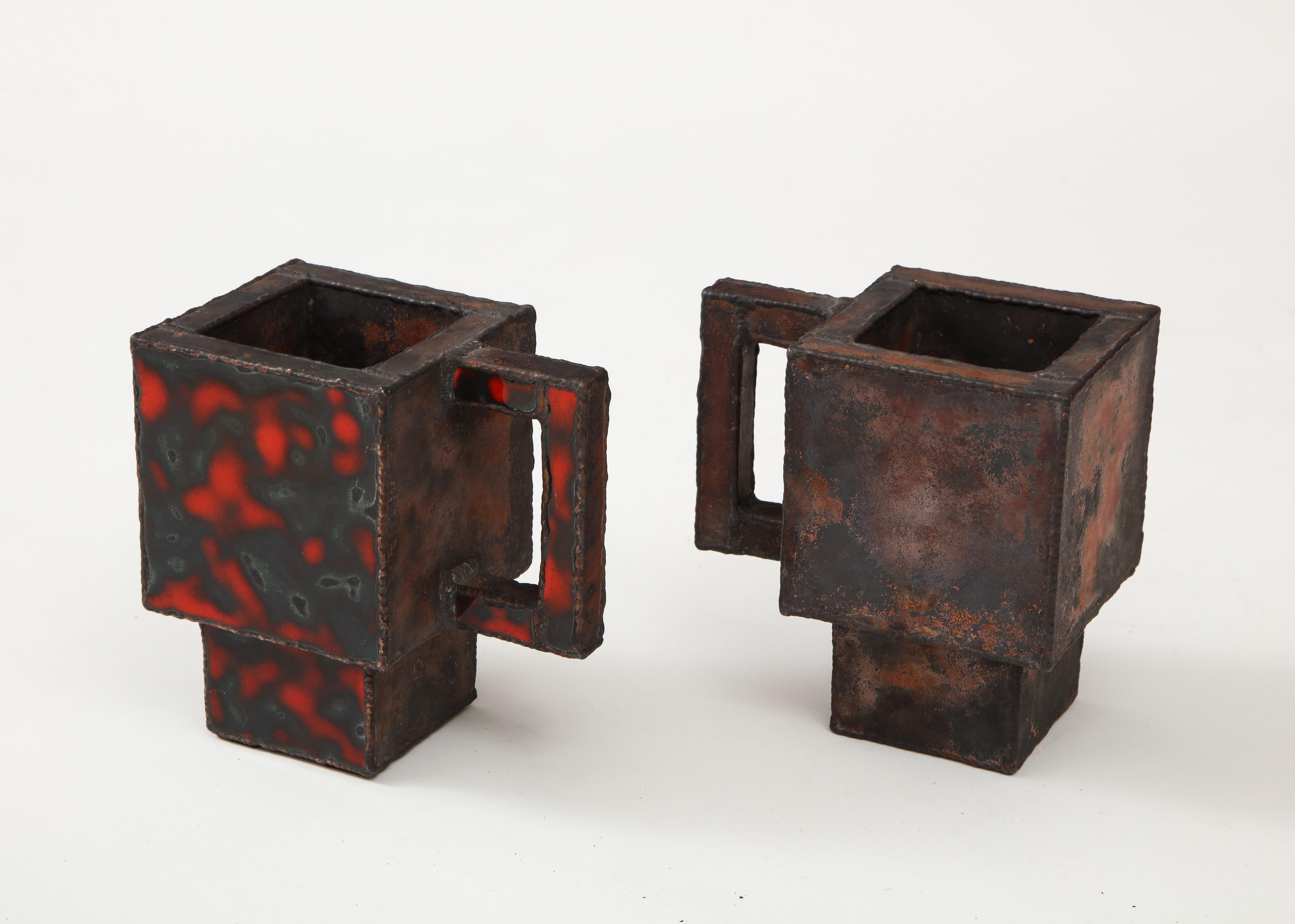 Brutalisme Paire de tasses en cuivre émaillé rouge et vert de Kwangho Lee, vers 2012 en vente