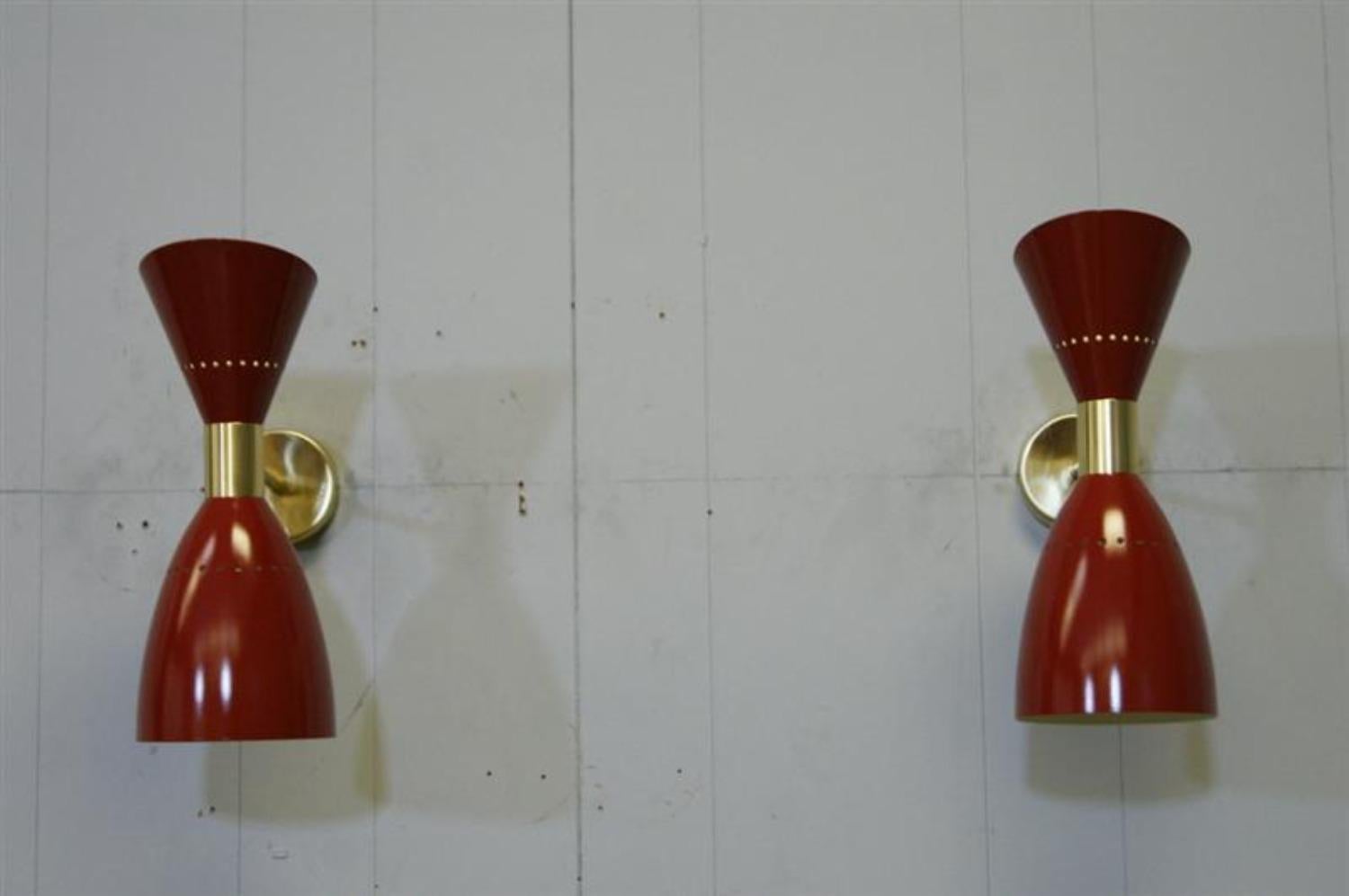 Coppia di lampade italiane
Le forme classiche dello Stilnovo sono composte da coni di metallo verniciato (rosso) e supporti in ottone lucido. 
Non certificato UL 