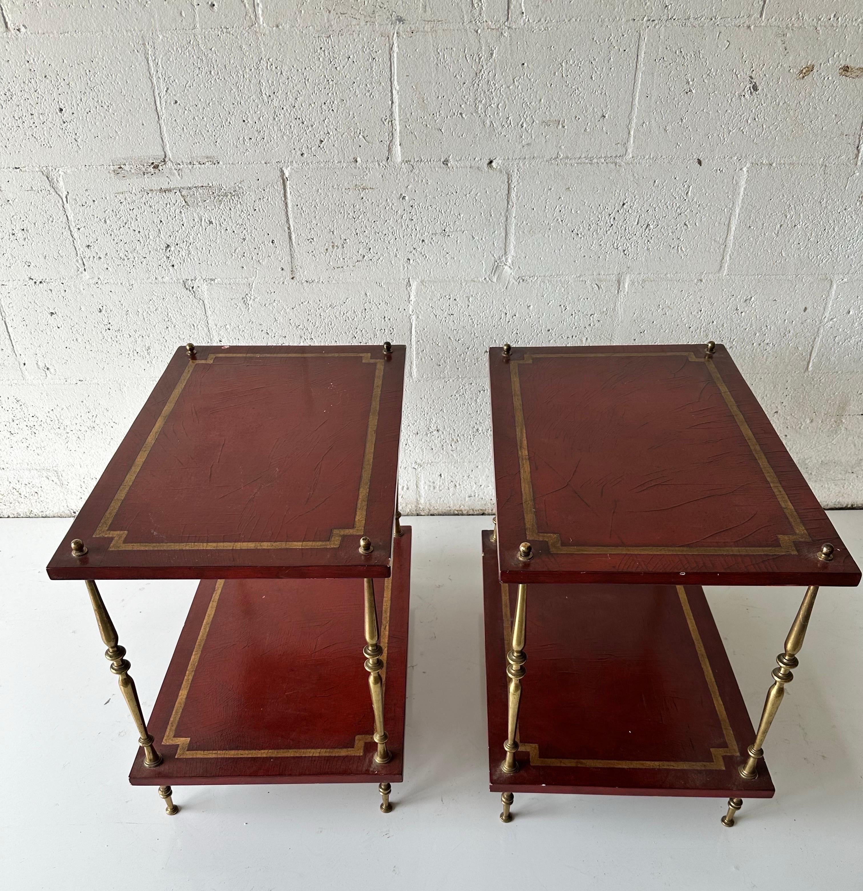 Néoclassique Paire de tables d'appoint à 2 niveaux de la Maison Baguès en laque rouge en vente