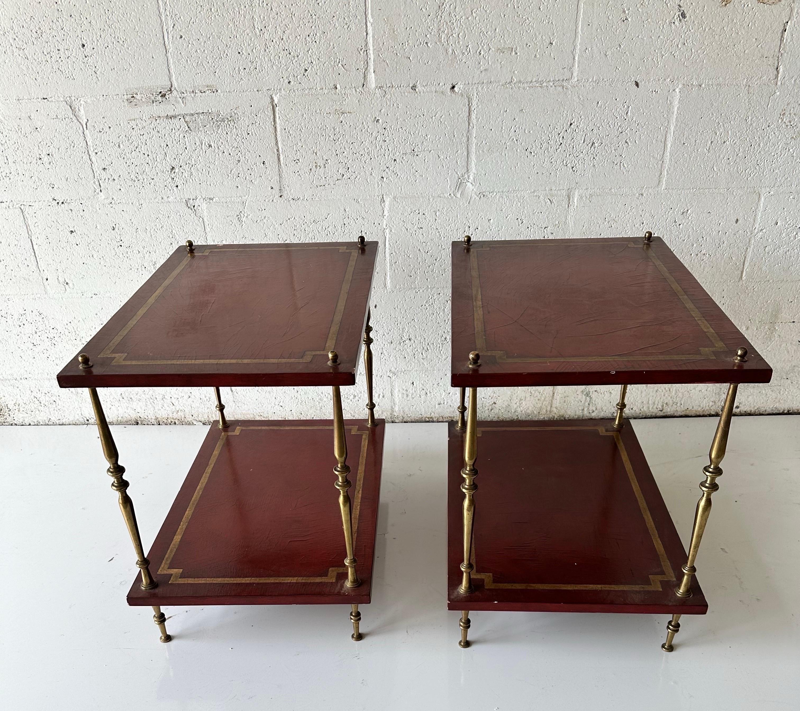 Français Paire de tables d'appoint à 2 niveaux de la Maison Baguès en laque rouge en vente