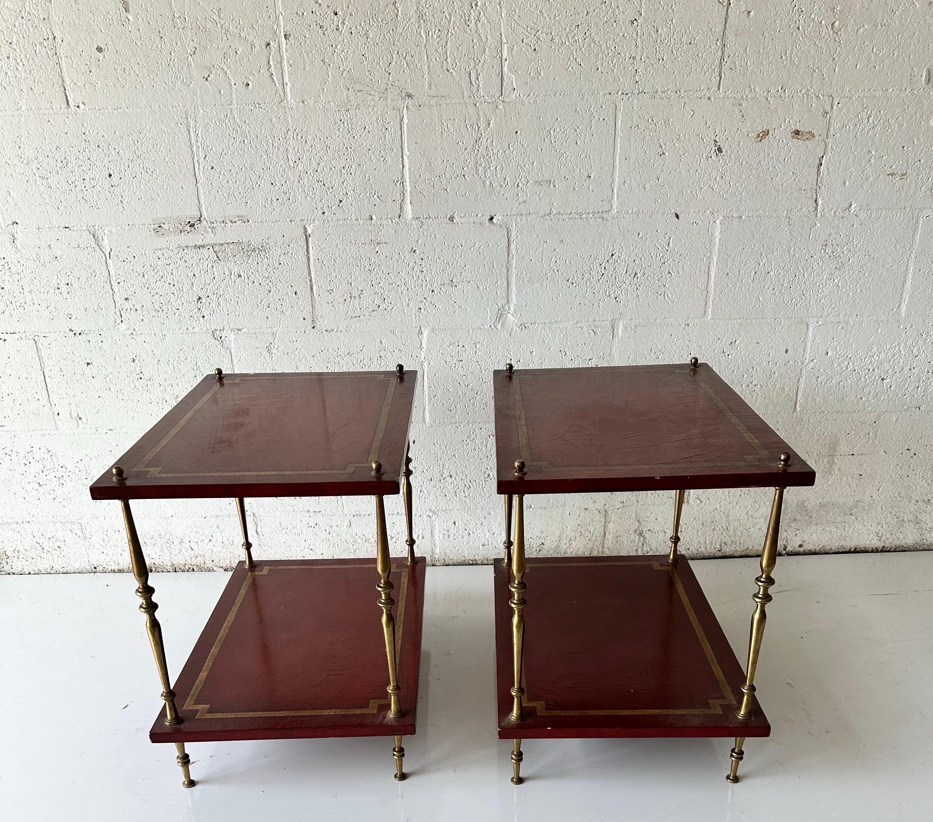 Paire de tables d'appoint à 2 niveaux de la Maison Baguès en laque rouge Bon état - En vente à Miami, FL