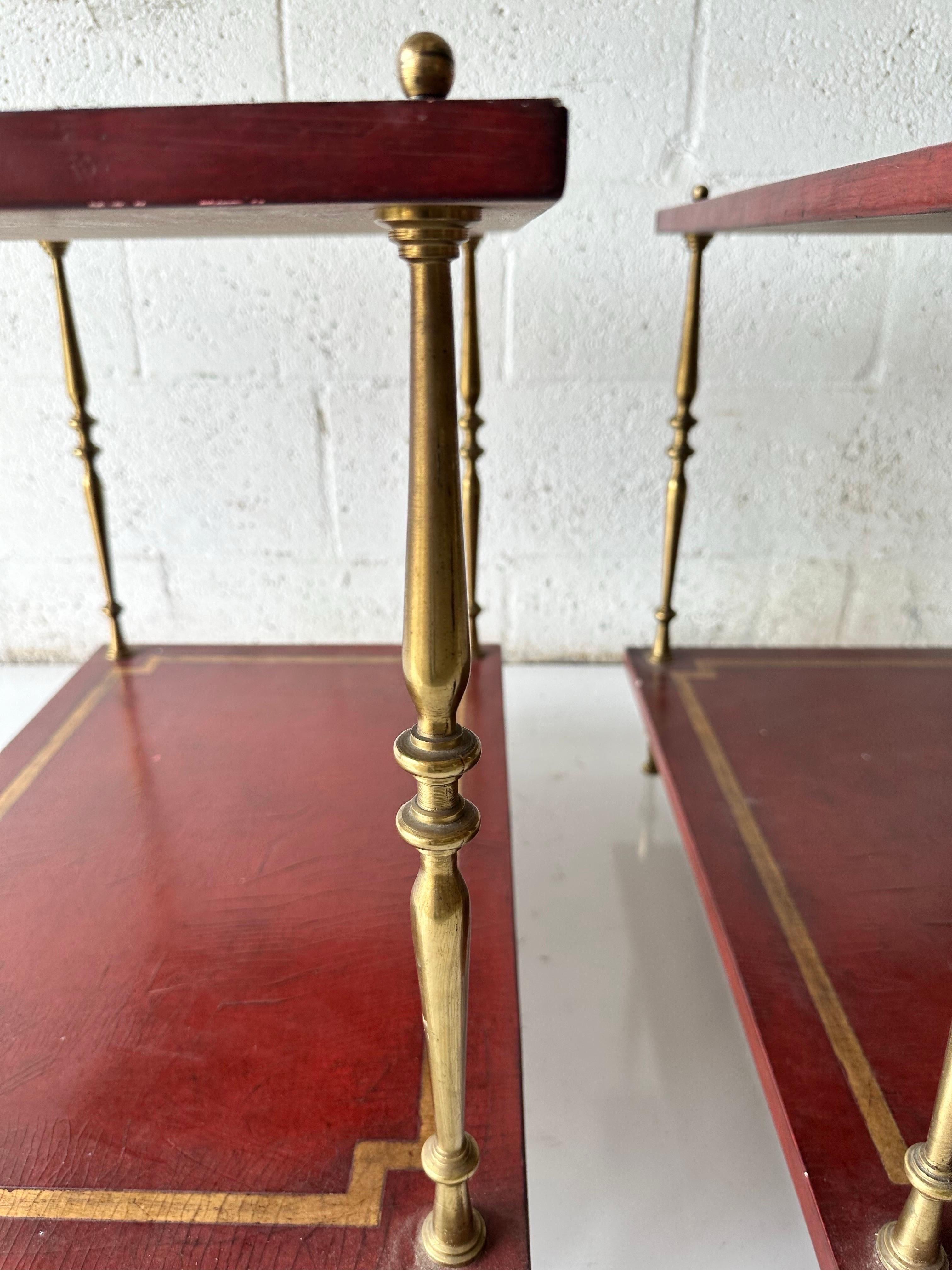 Laiton Paire de tables d'appoint à 2 niveaux de la Maison Baguès en laque rouge en vente