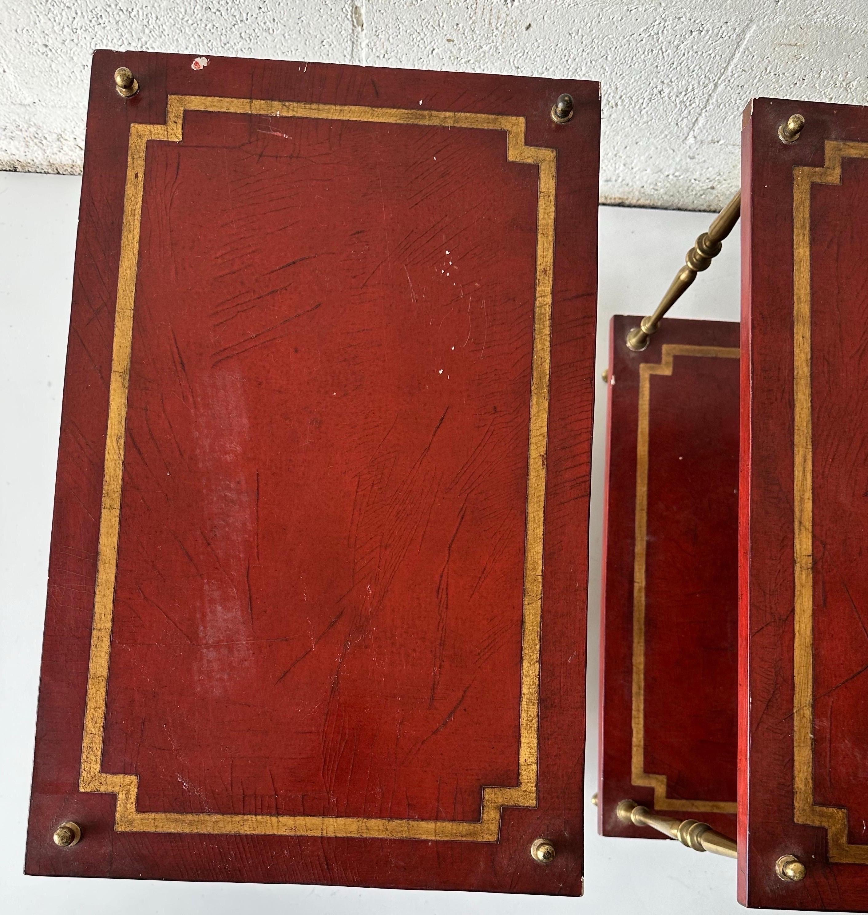Paire de tables d'appoint à 2 niveaux de la Maison Baguès en laque rouge en vente 1