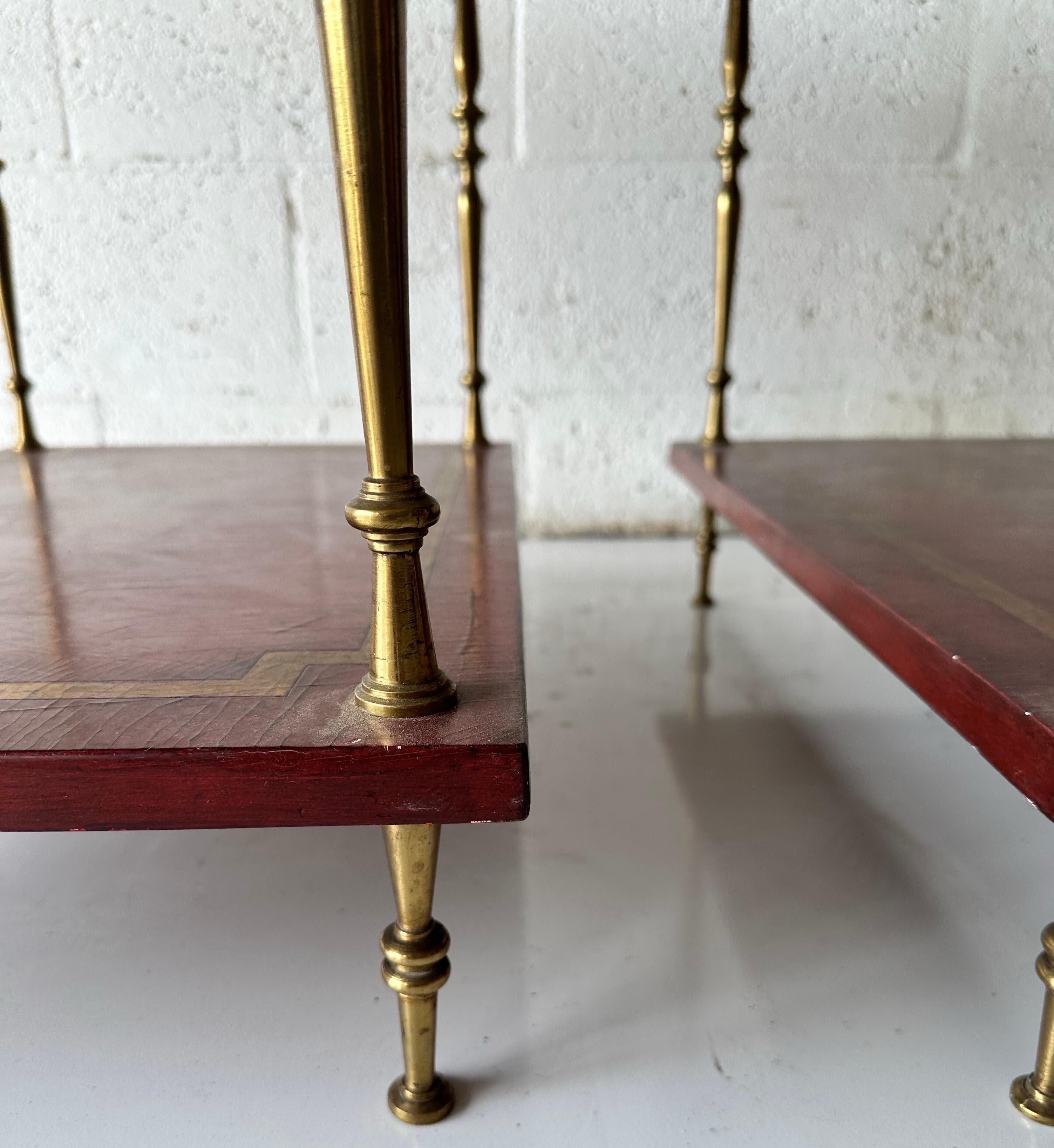 Paire de tables d'appoint à 2 niveaux de la Maison Baguès en laque rouge en vente 2