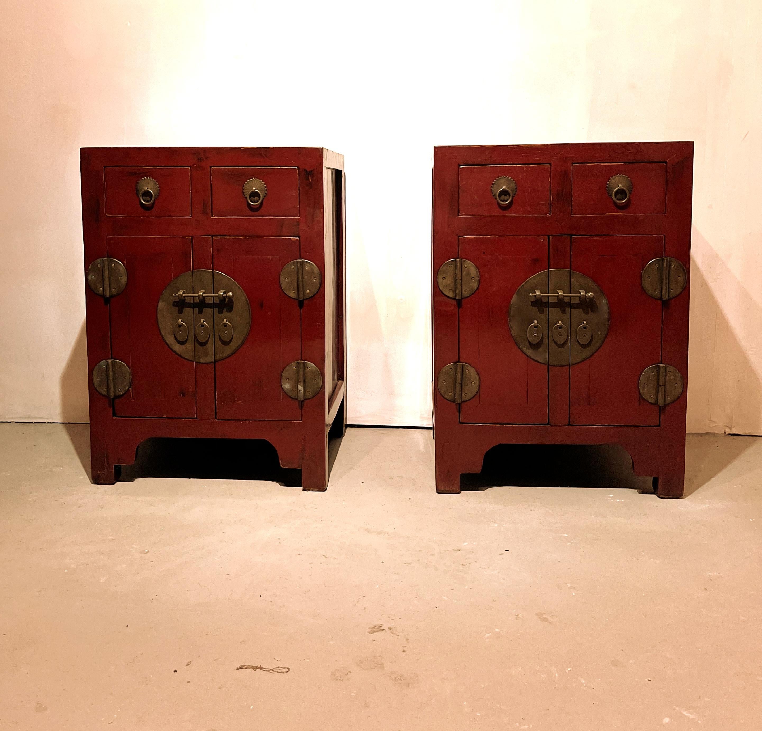 Paire de commodes en laque rouge avec deux tiroirs et deux portes, ferrures en laiton 