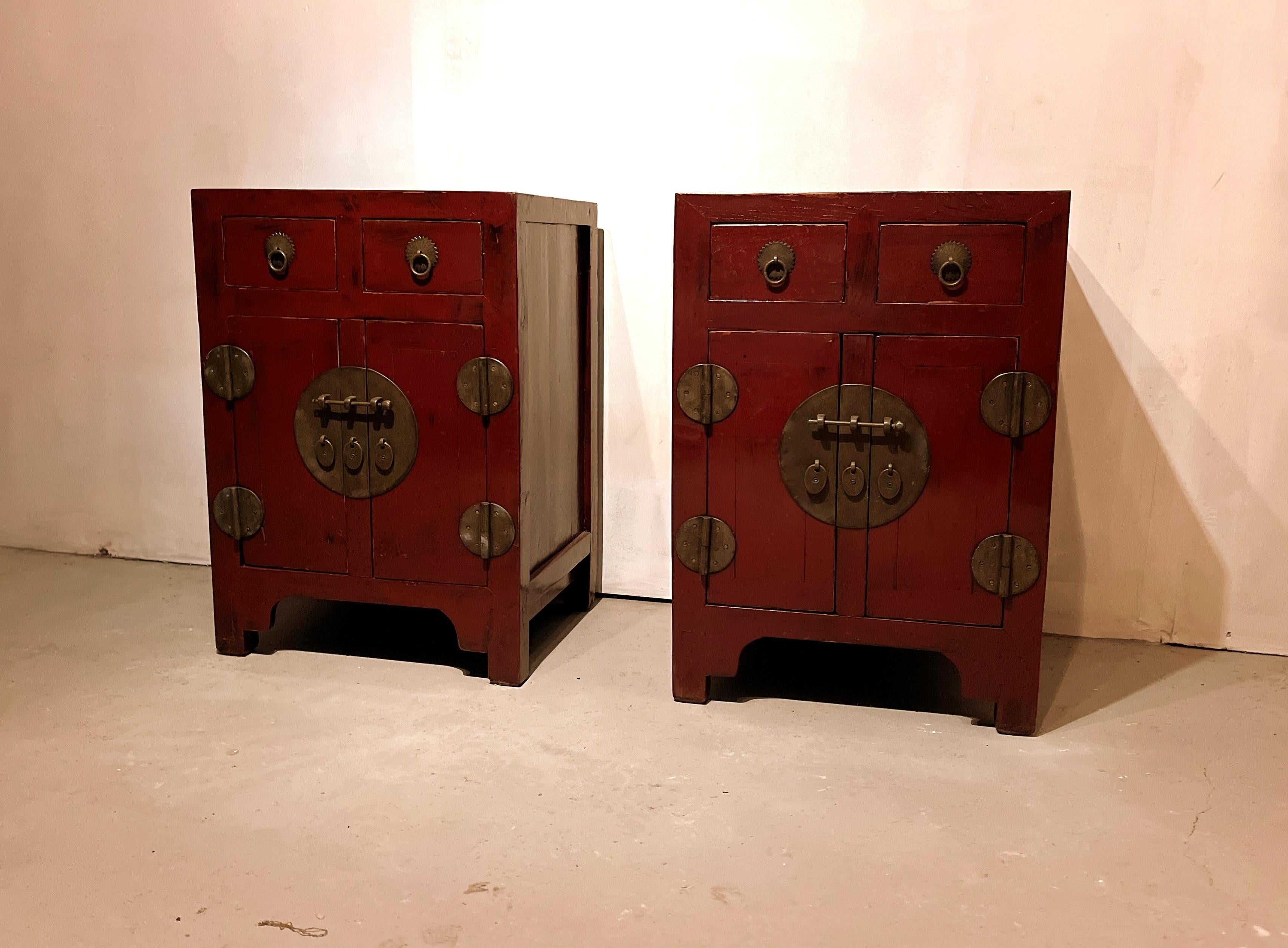 Chinois Paire de commodes laquées rouge en vente