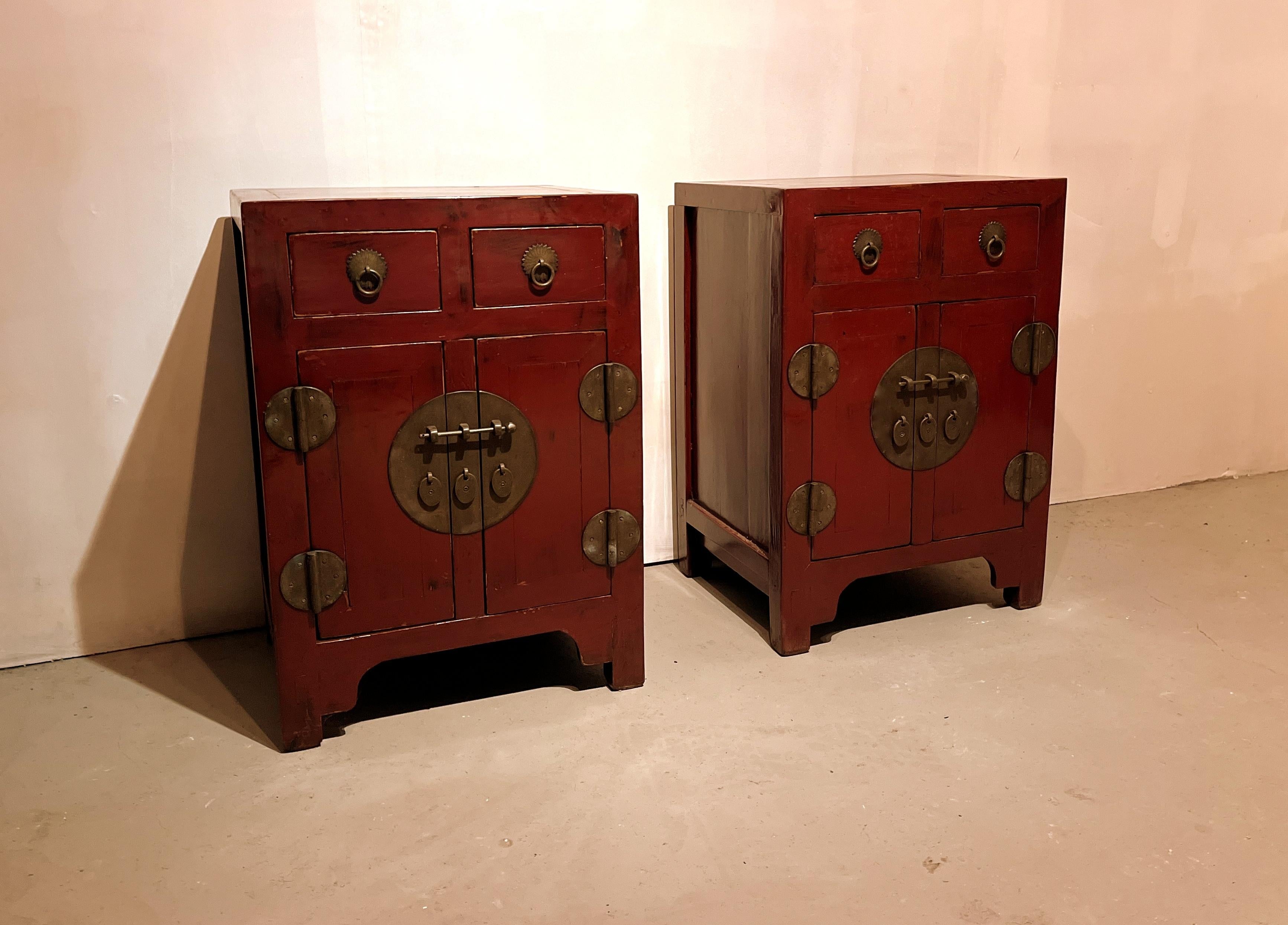 Poli Paire de commodes laquées rouge en vente