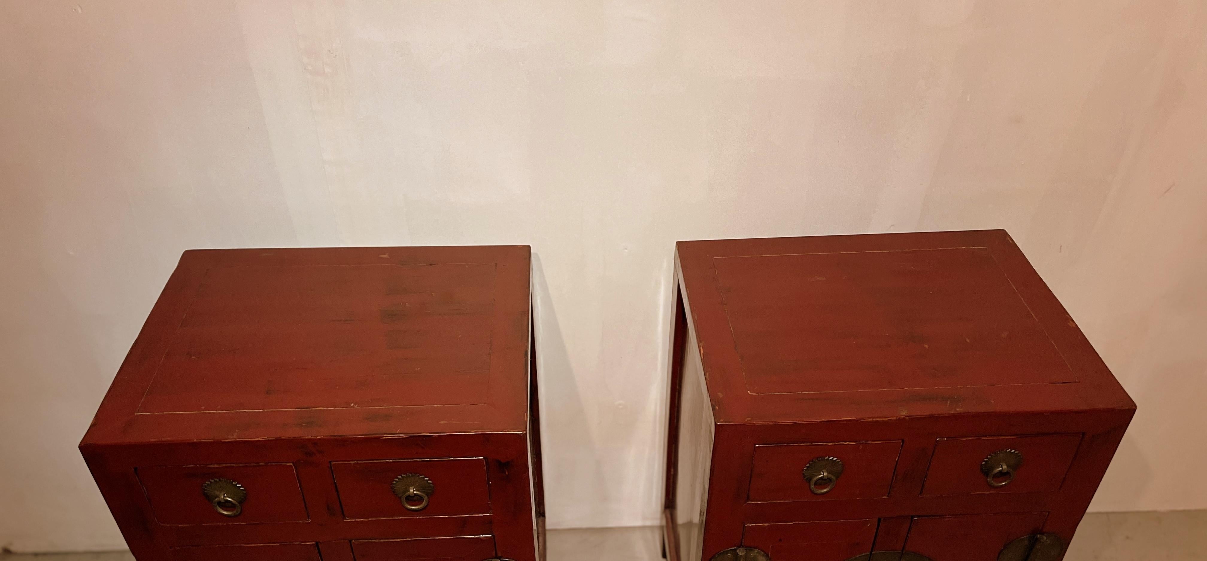 Paire de commodes laquées rouge Bon état - En vente à Greenwich, CT