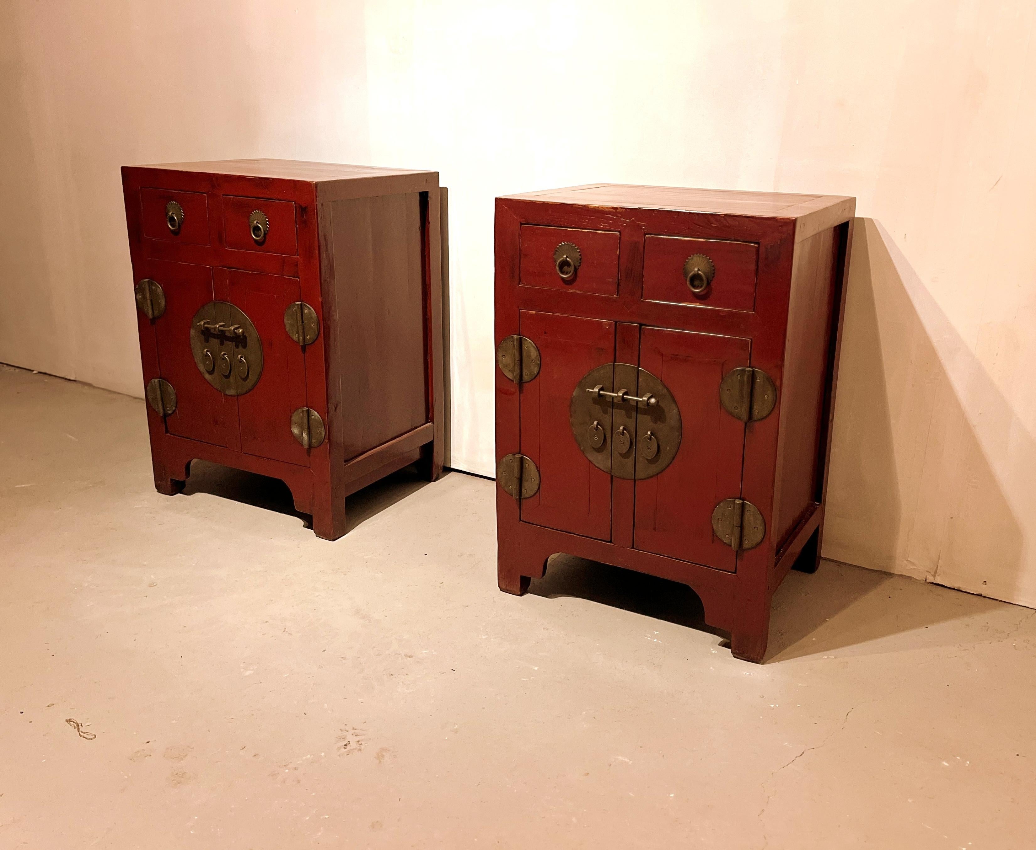Début du 20ème siècle Paire de commodes laquées rouge en vente