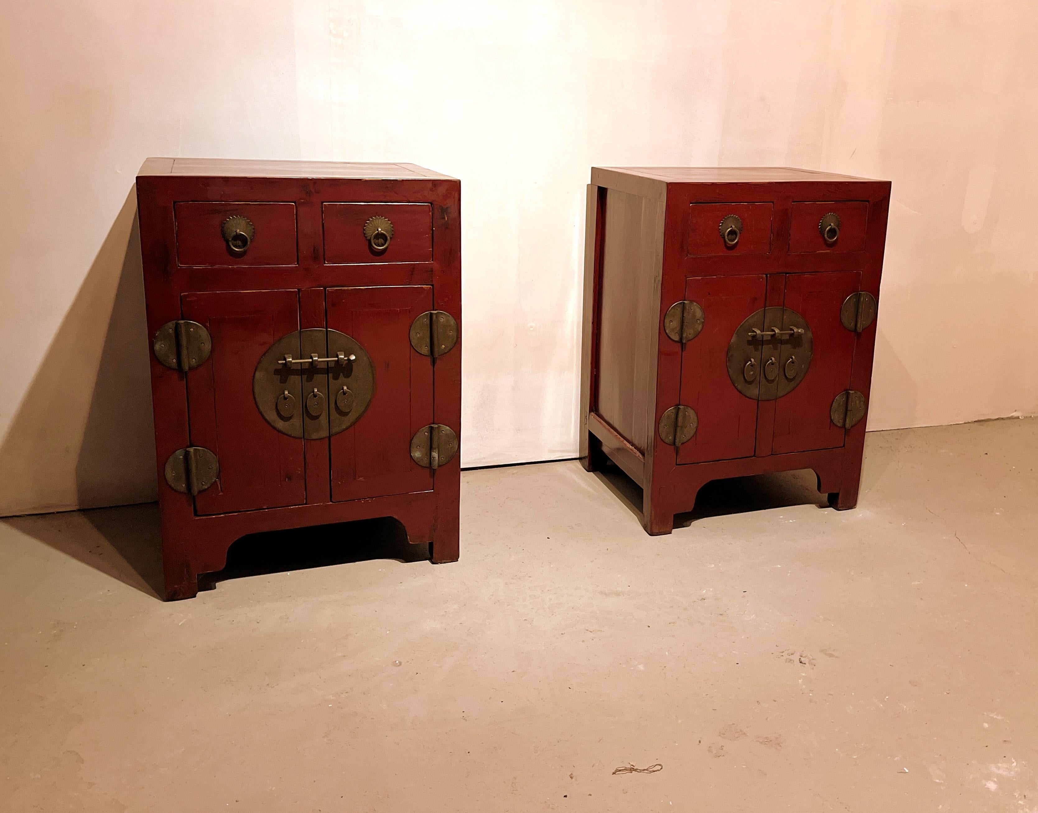 Laque Paire de commodes laquées rouge en vente