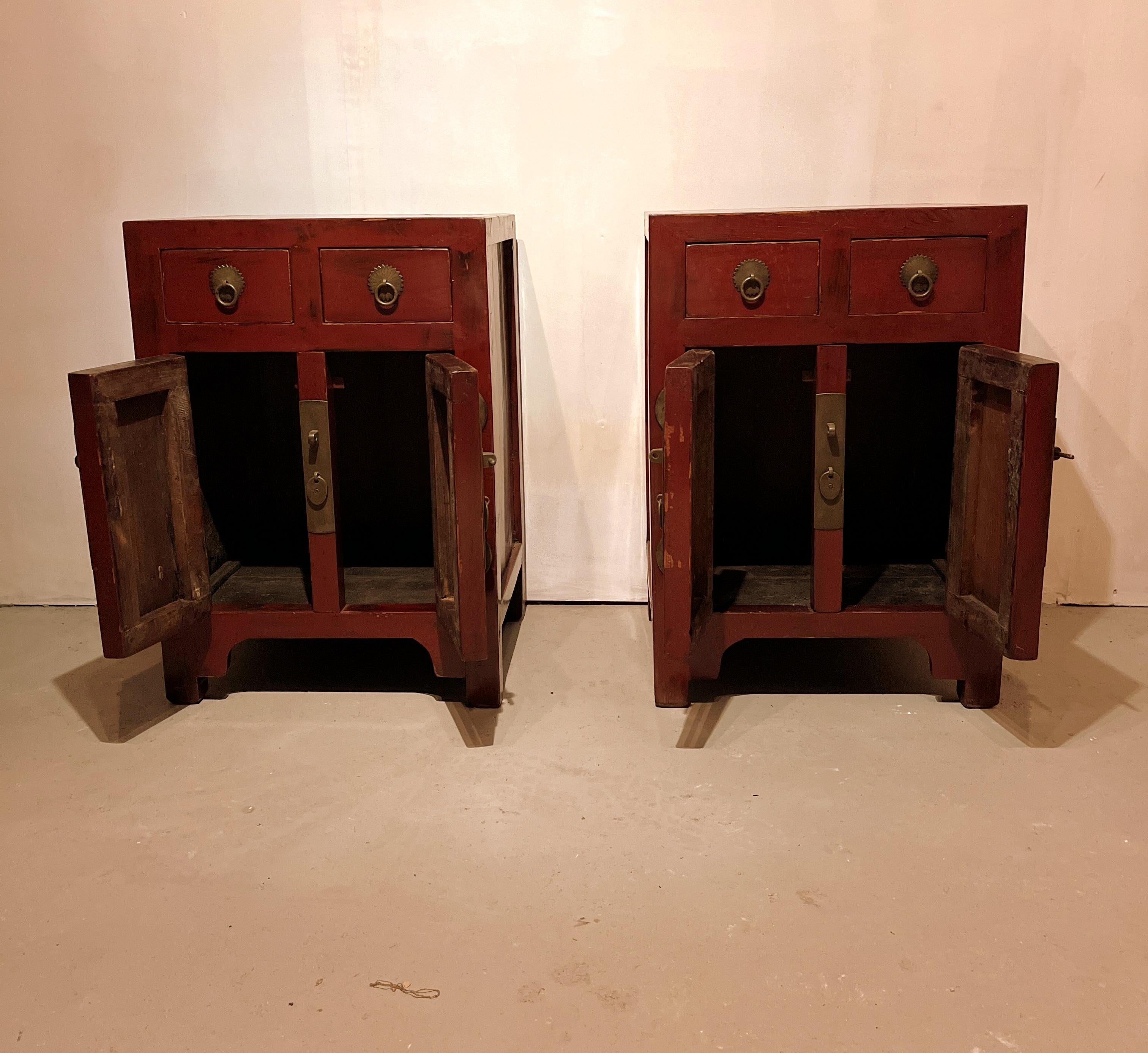 Paire de commodes laquées rouge en vente 1