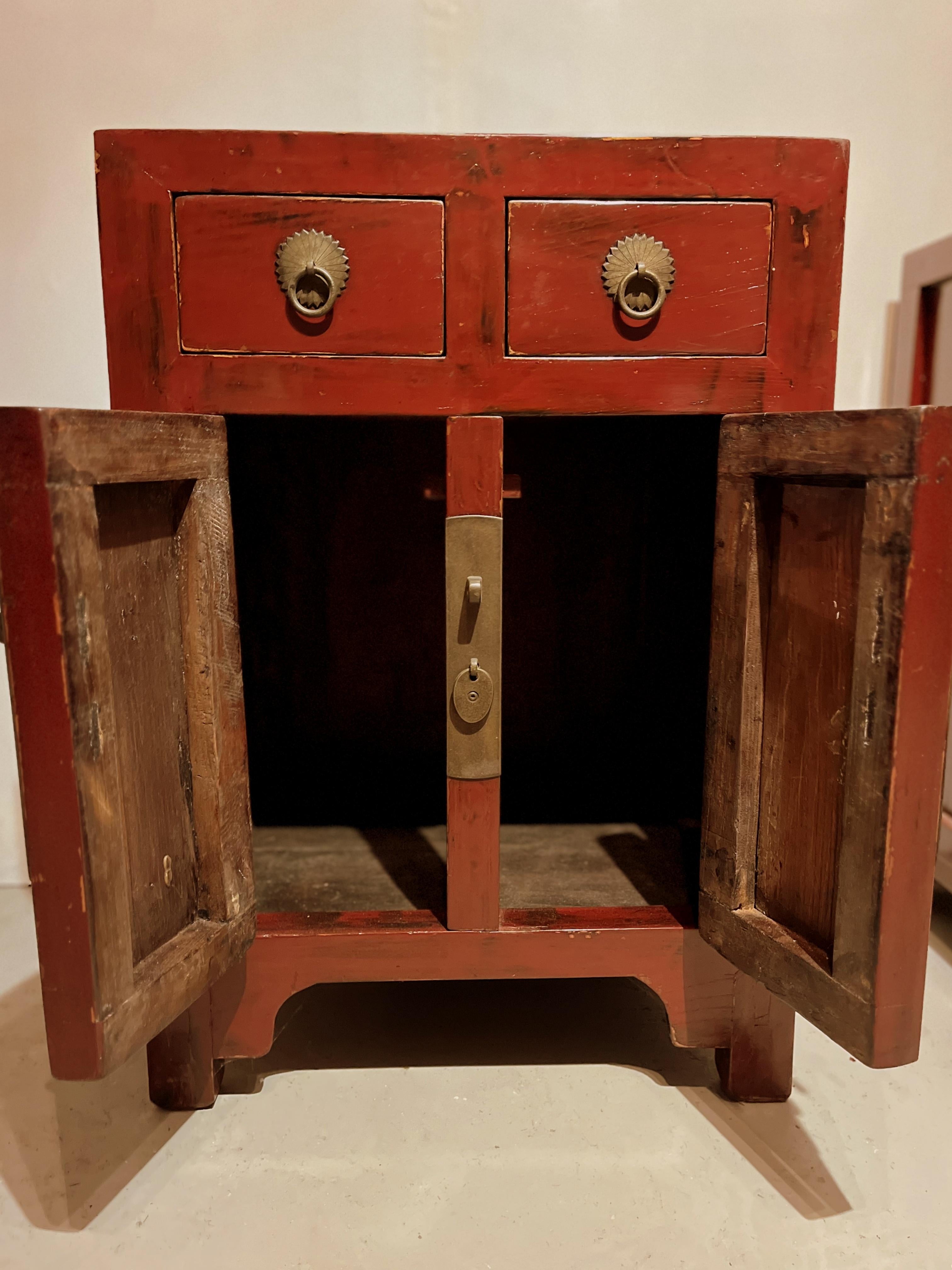 Paire de commodes laquées rouge en vente 2