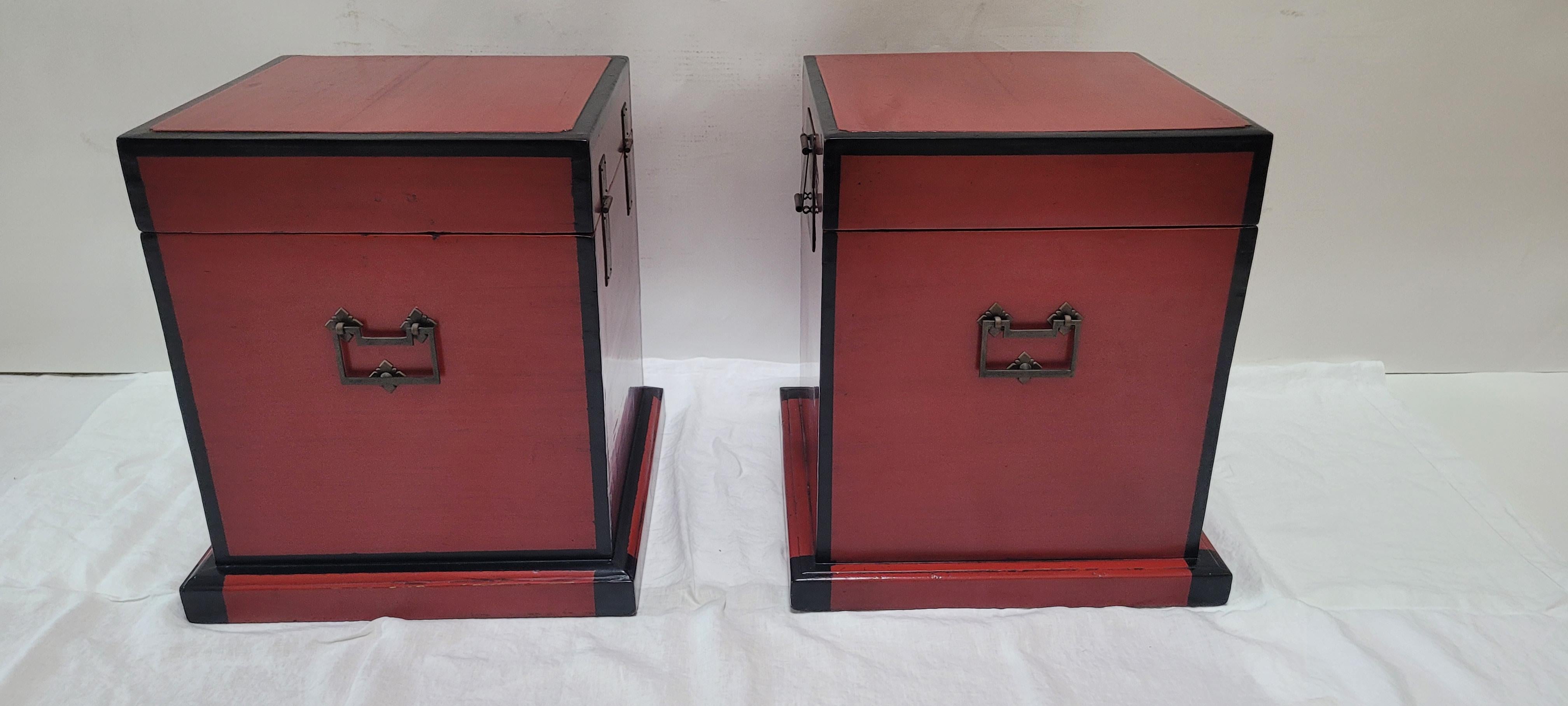Chinese Pair of Red Lacquer Trunks - Early 20th Century For Sale