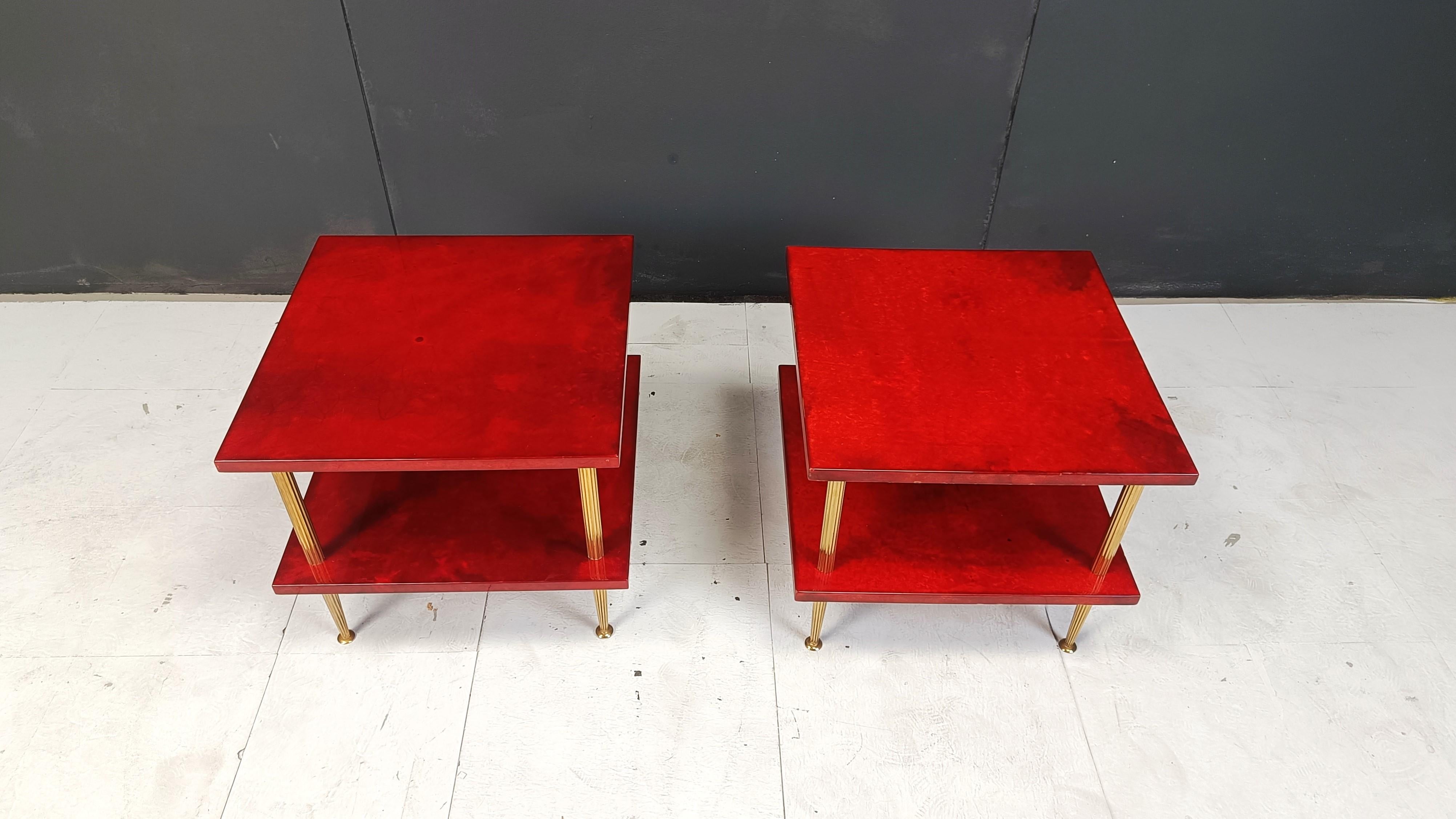 
Pareja de mesas auxiliares de dos niveles de mediados de siglo, de Aldo Tura, en una bonita piel de cabra lacada en rojo.

Herrajes de latón de estilo neoclásico.

Buen estado general

años 60 - Italia

Dimensiones:
Altura: 45 cm
Anchura: 50