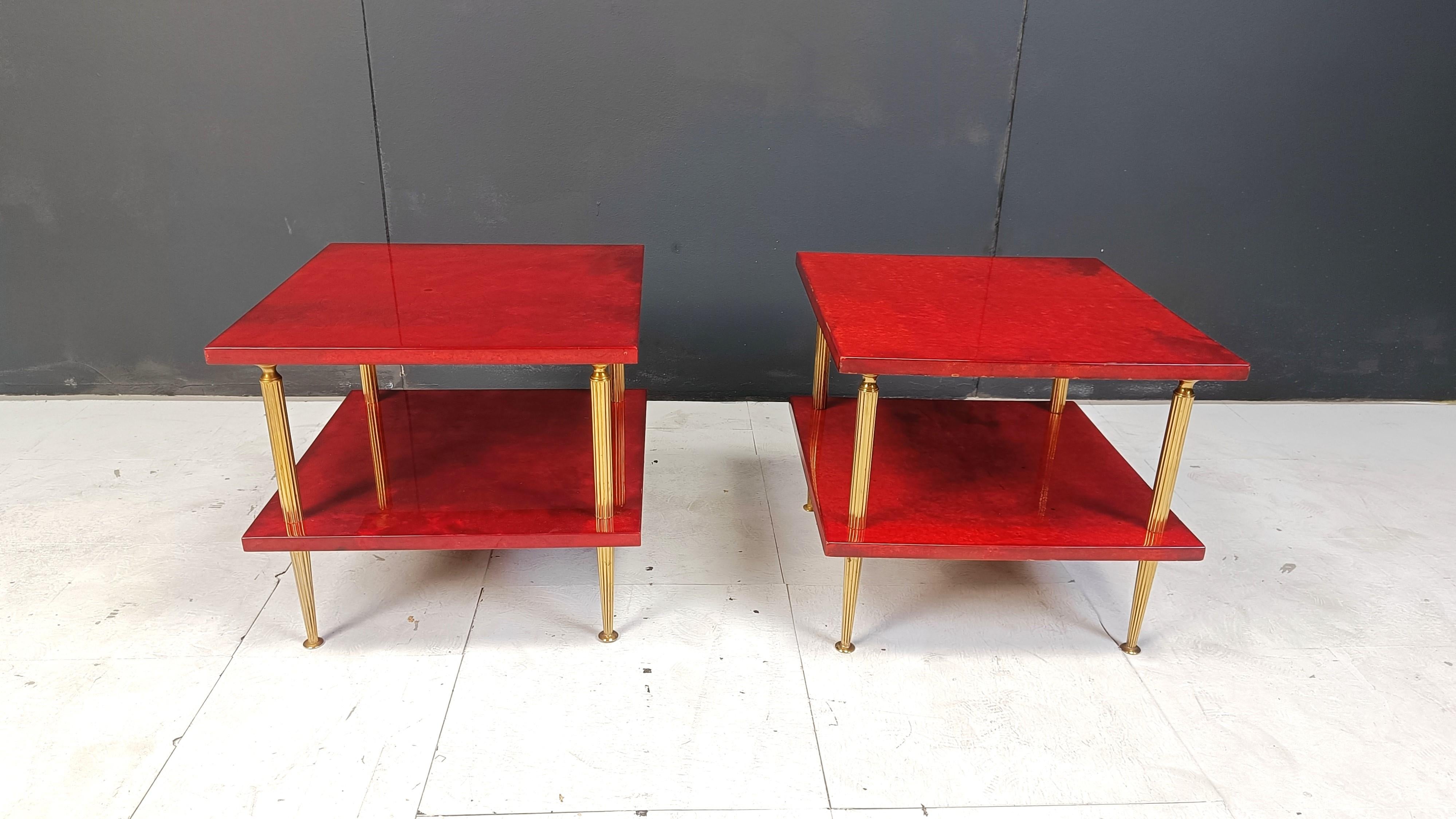 Pareja de mesas auxiliares de piel de cabra lacada en rojo de Aldo Tura, años 60 Italiano en venta