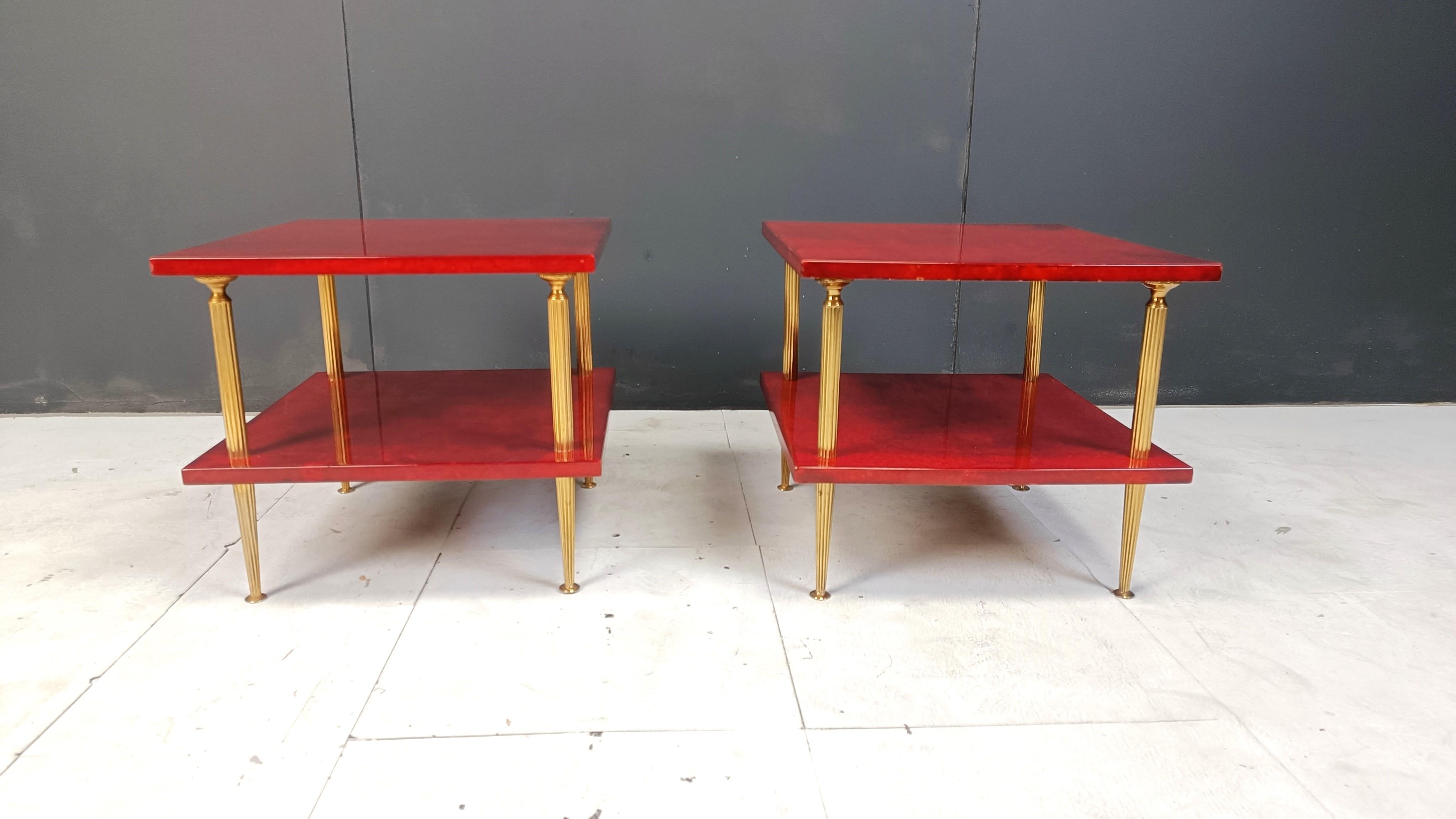 Pareja de mesas auxiliares de piel de cabra lacada en rojo de Aldo Tura, años 60 Lacado en venta