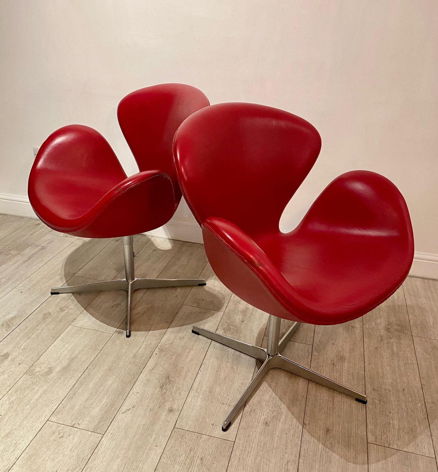 Arne Jacobsen designed the Swan chair for the lobby of the SAS Hotel in Copenhagen and has become an icon of Mid-Century Modern design. 

This lovely pair of swan chairs by Fritz Hansen have aluminum bases which smoothly swivel and in their