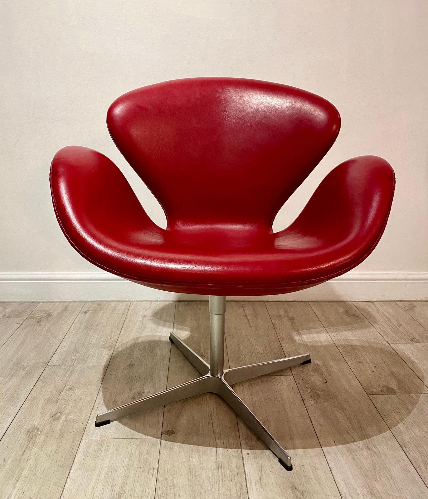 Mid-Century Modern Pair of Red Leather Arne Jacobsen for Fritz Hansen Swan Chairs