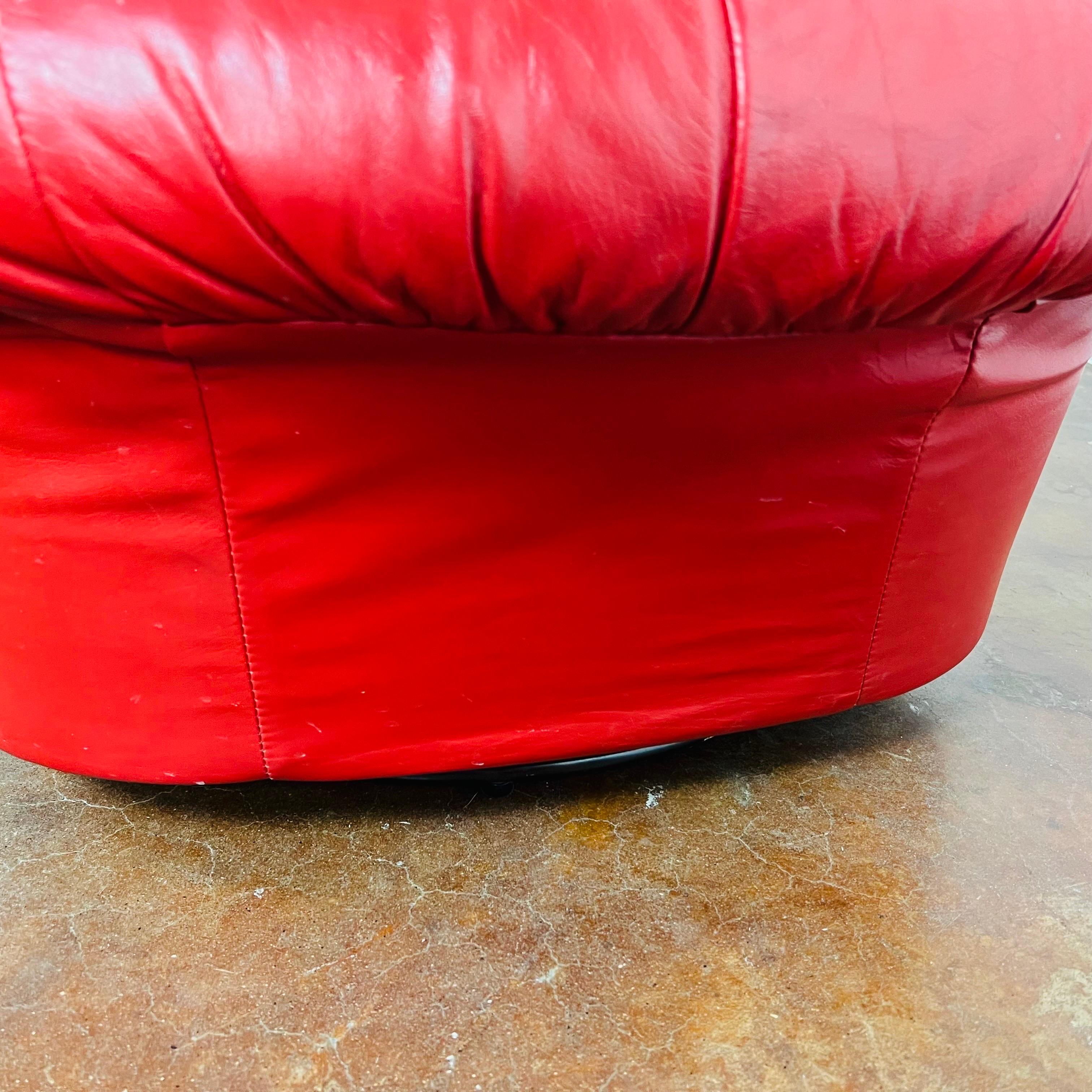Pair of Red Leather Clamshell Chairs in the Style of Kagan In Good Condition In Dallas, TX
