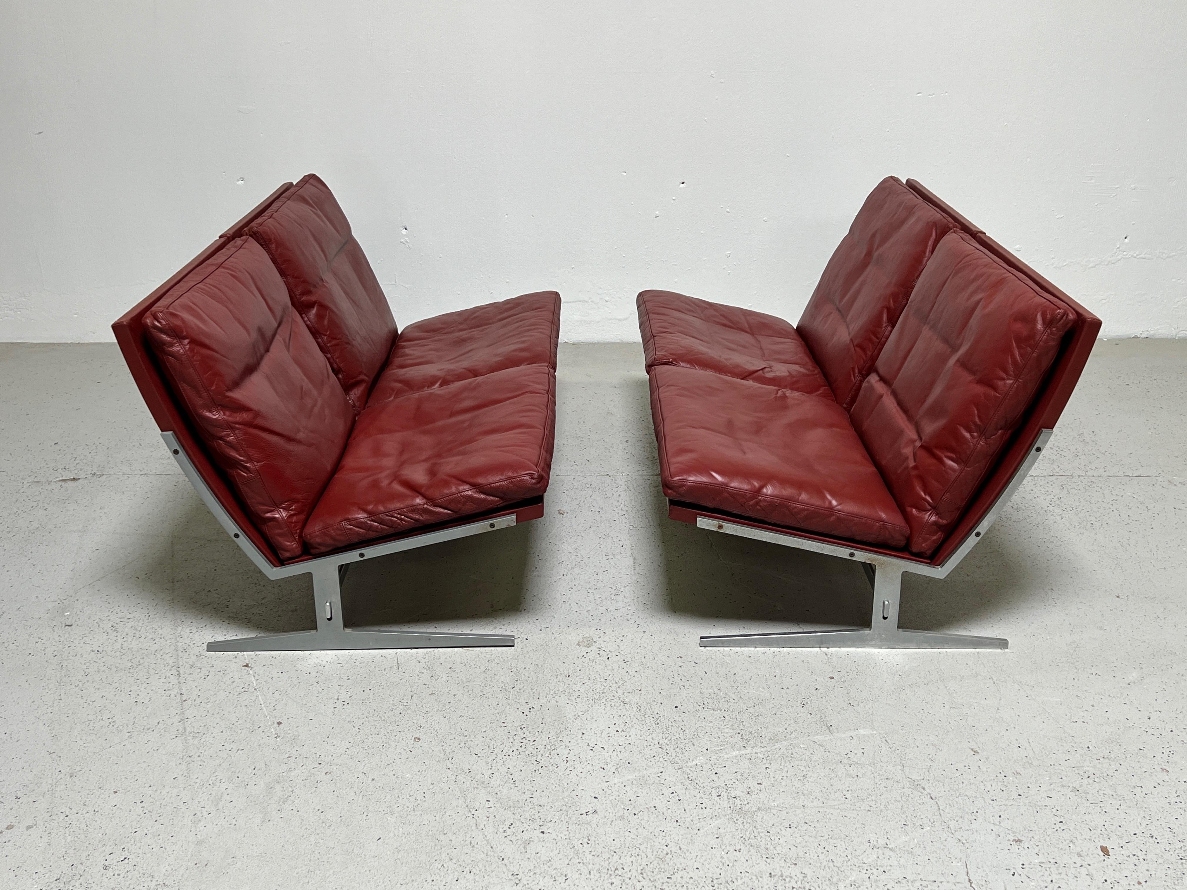 Une paire de canapés BO561 en cuir rouge d'origine, conçus par Preben Fabricius & Jørgen Kastholm, 1962. 