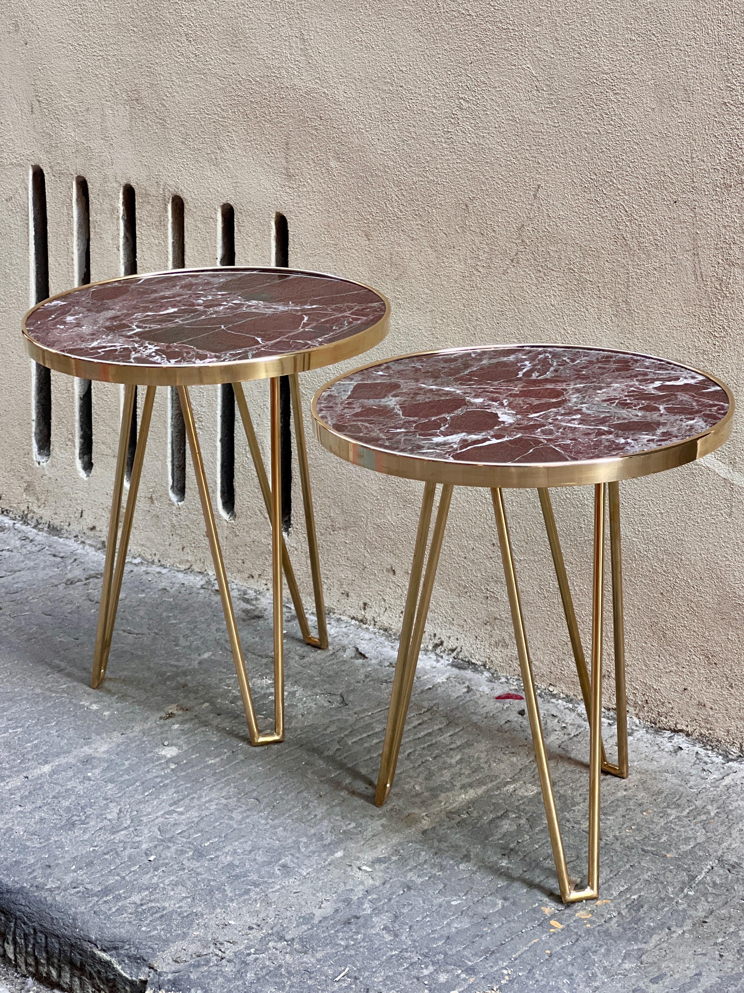 italien Pair of Red Levanto Marble Round Side/End Tables with Brass Structure 1980 en vente