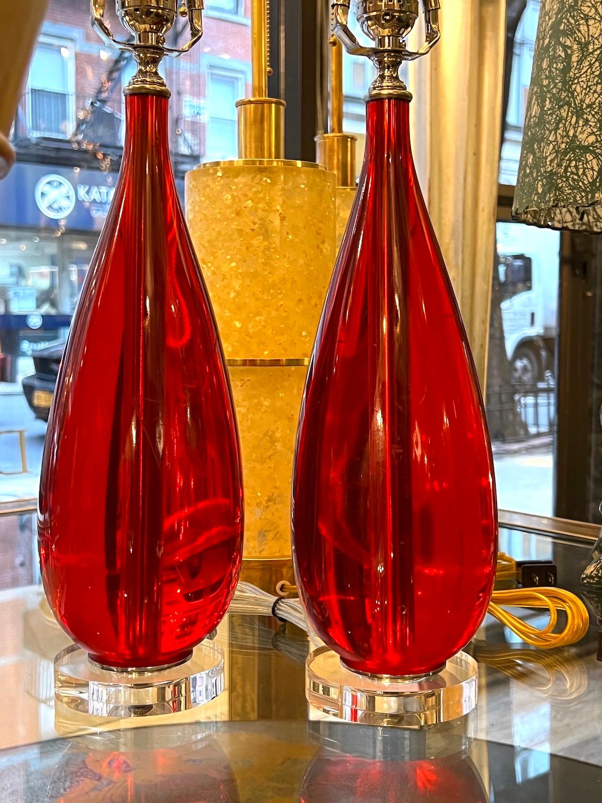 Une paire de lampes françaises en lucite rouge des années 1970.
 
Mesures :
Hauteur du corps : 15
Hauteur jusqu'au support de l'abat-jour : 23