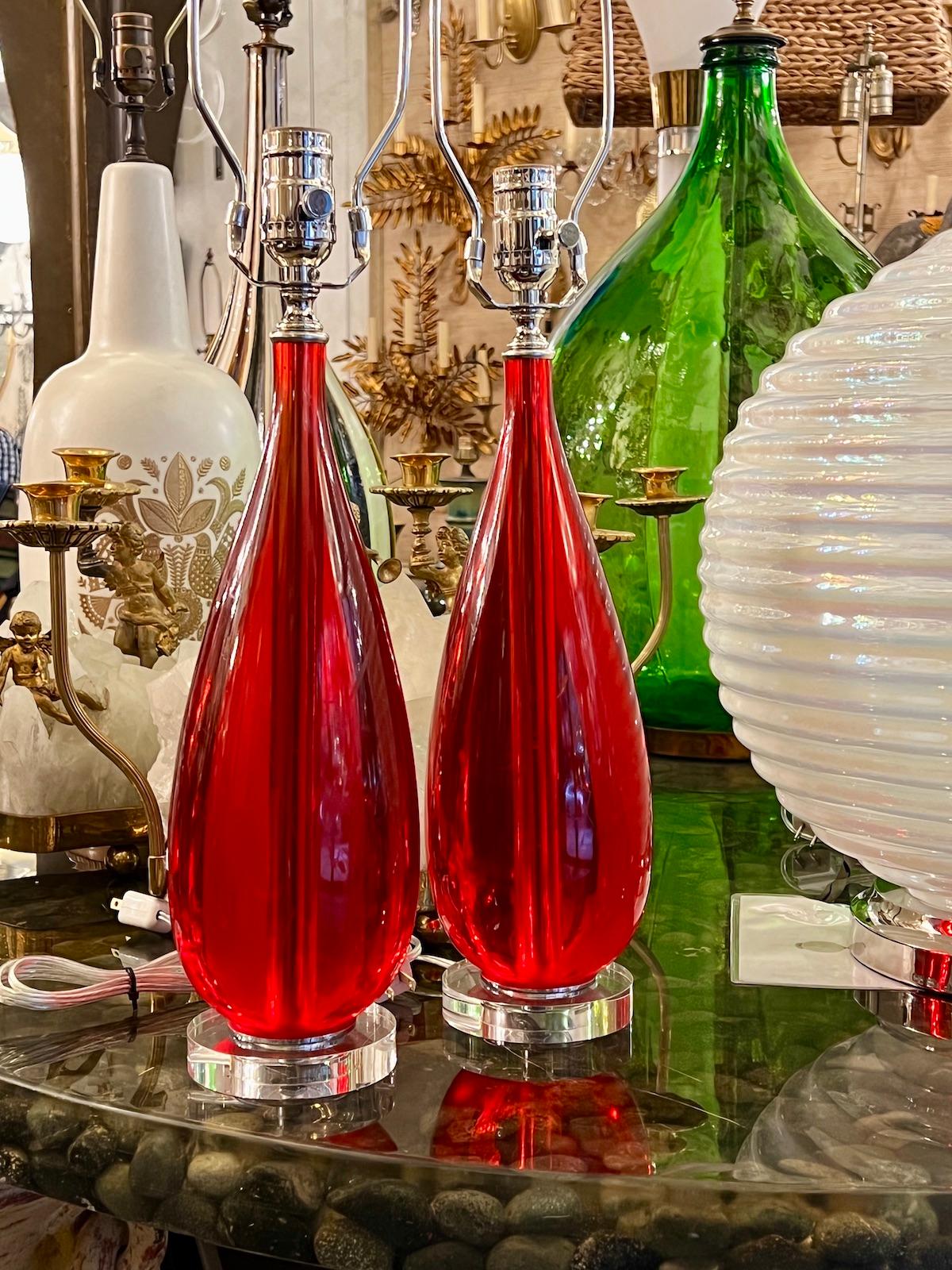 Paar rote Lucite-Lampen (Französisch) im Angebot