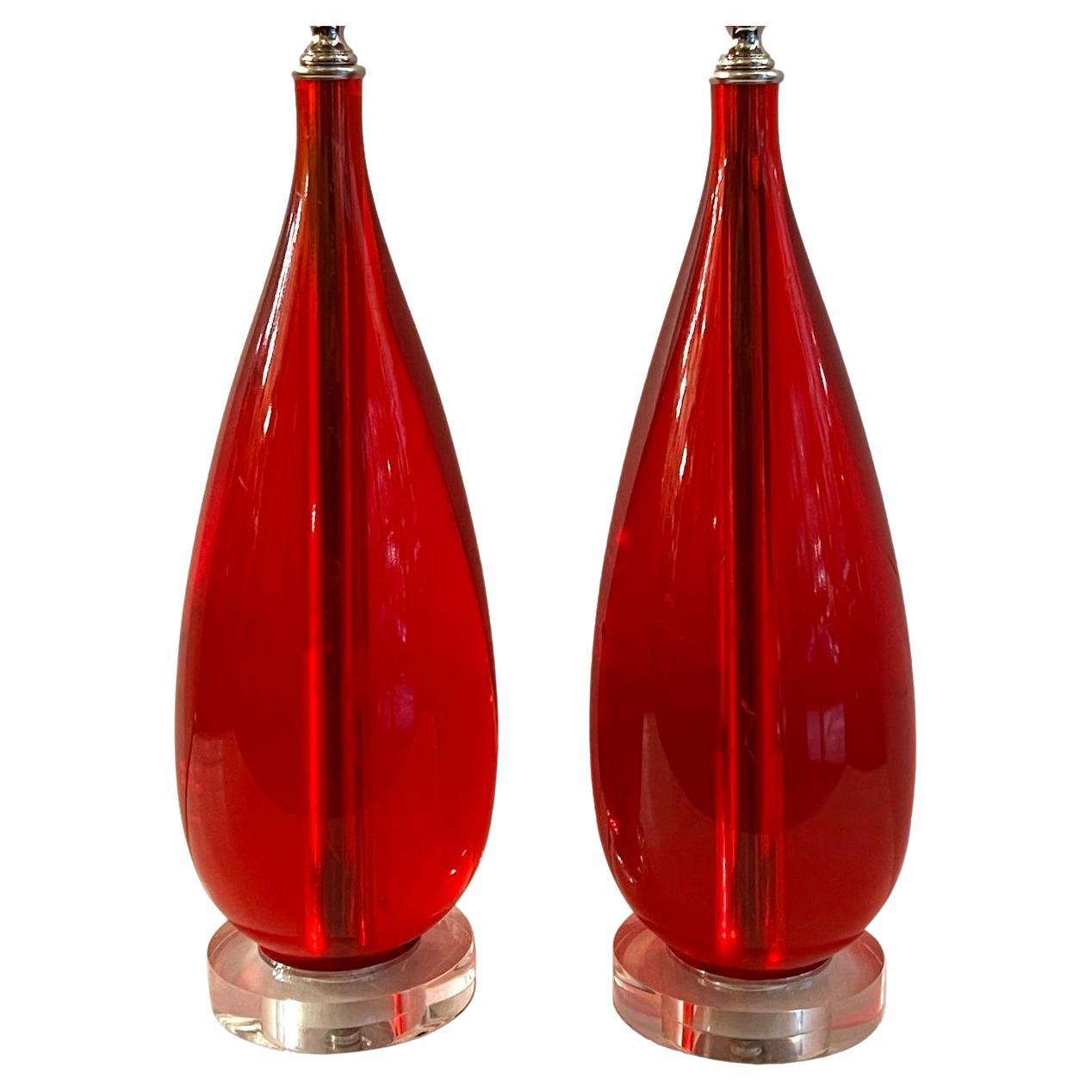 Paar rote Lucite-Lampen im Angebot