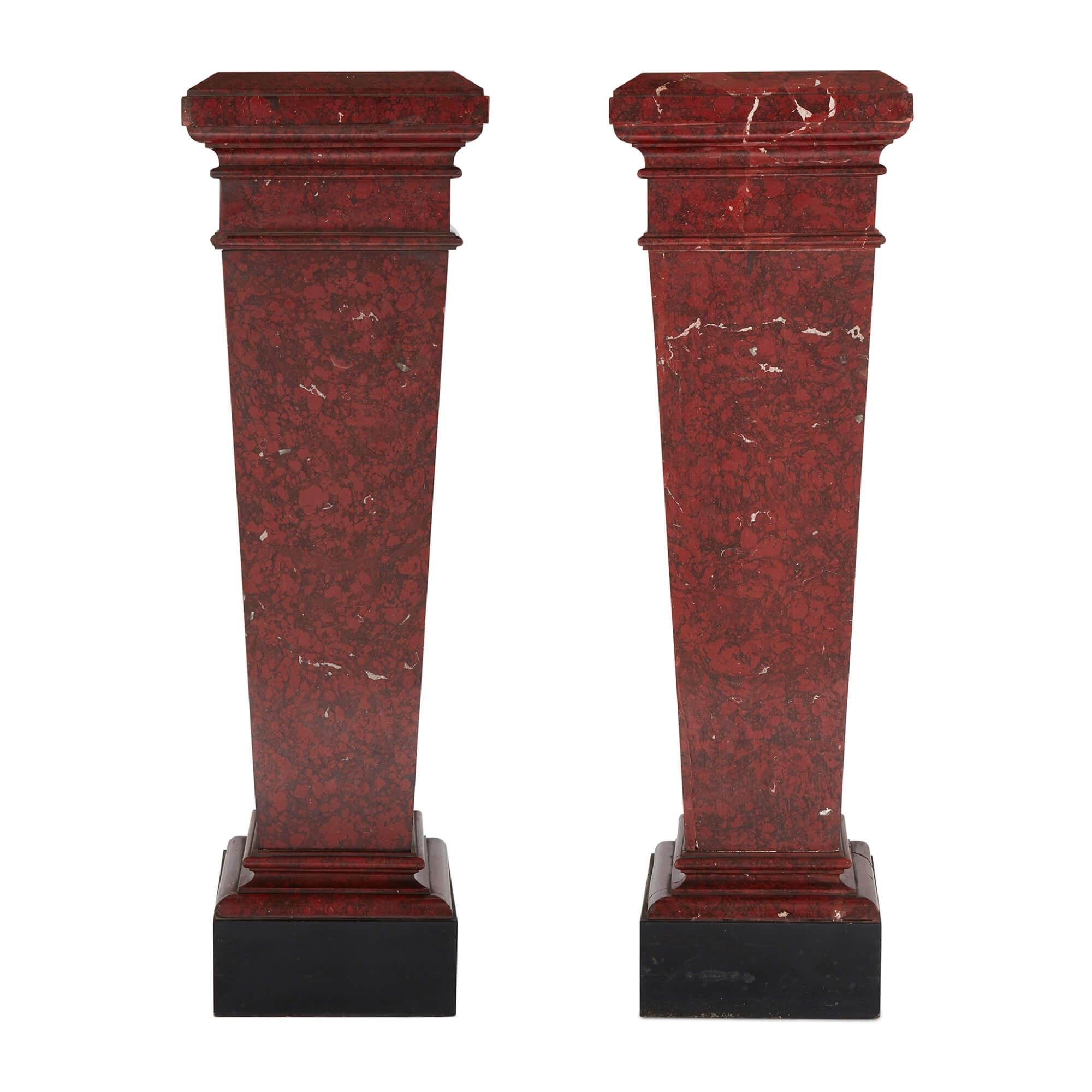 Paar rote Marmorsockel im neoklassischen Stil (Neoklassisch) im Angebot