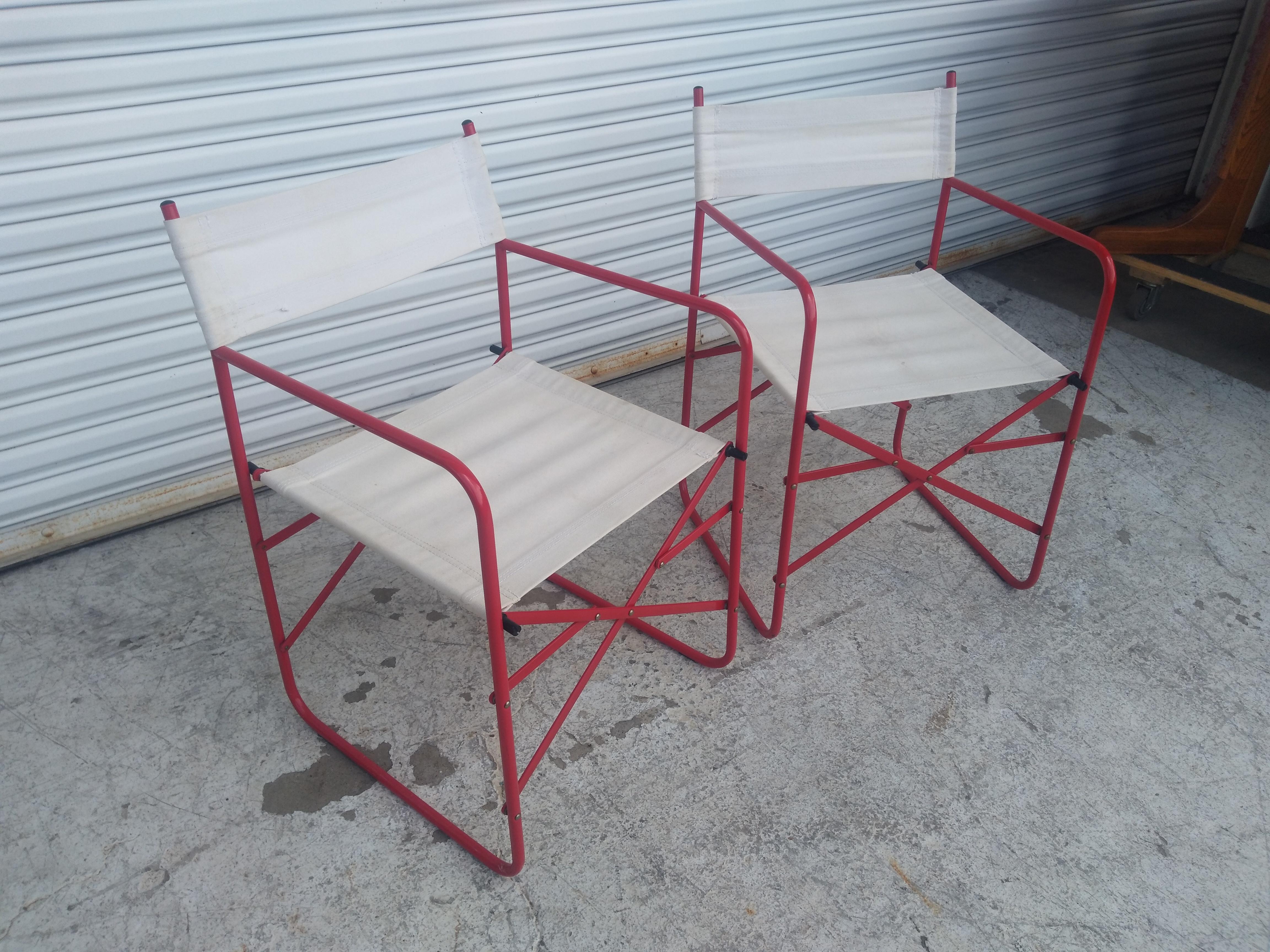 Mid-Century moderno Coppia di sedie da regista Foldes in metallo rosso e tessuto bianco in vendita