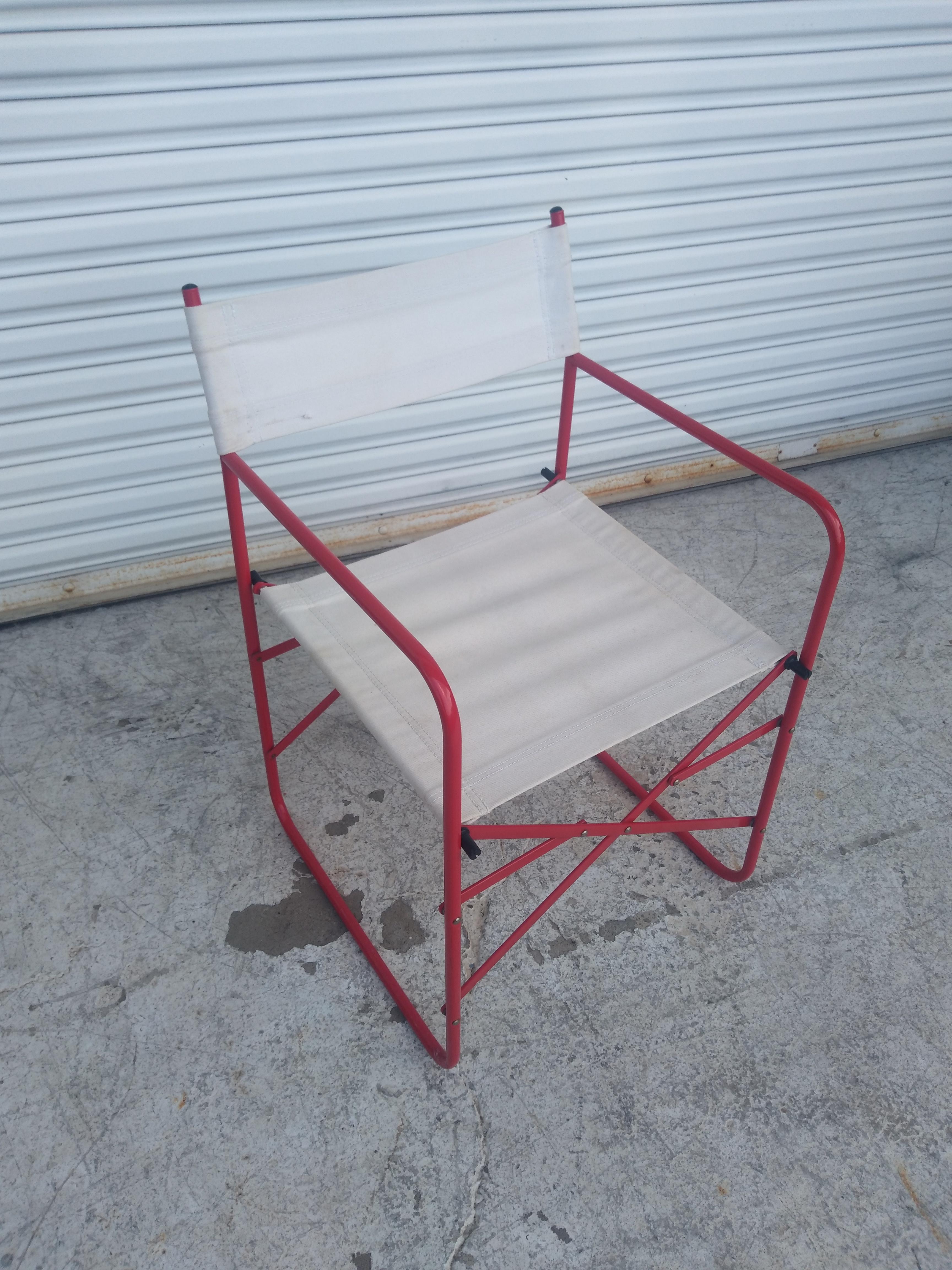 Coppia di sedie da regista Foldes in metallo rosso e tessuto bianco In condizioni buone in vendita a Pasadena, TX