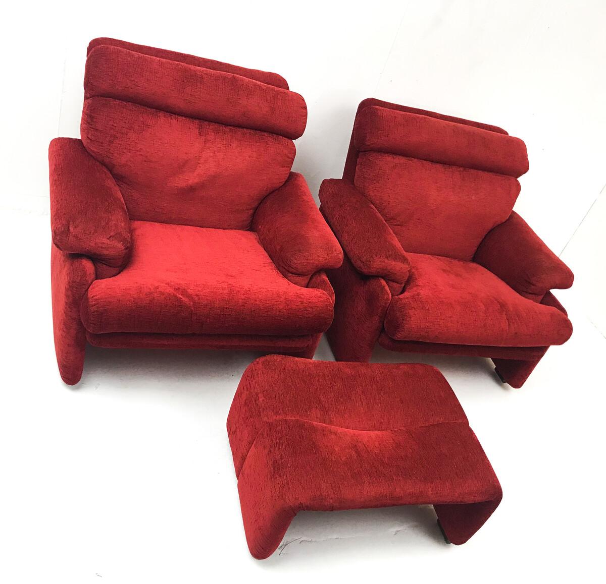 Set of two armchairs and an ottoman in a warm red colour. Designed in Italy in 1966 by Tobia Scarpa for the editor B&B. 
Measures for the Ottoman: 68x51x34cm