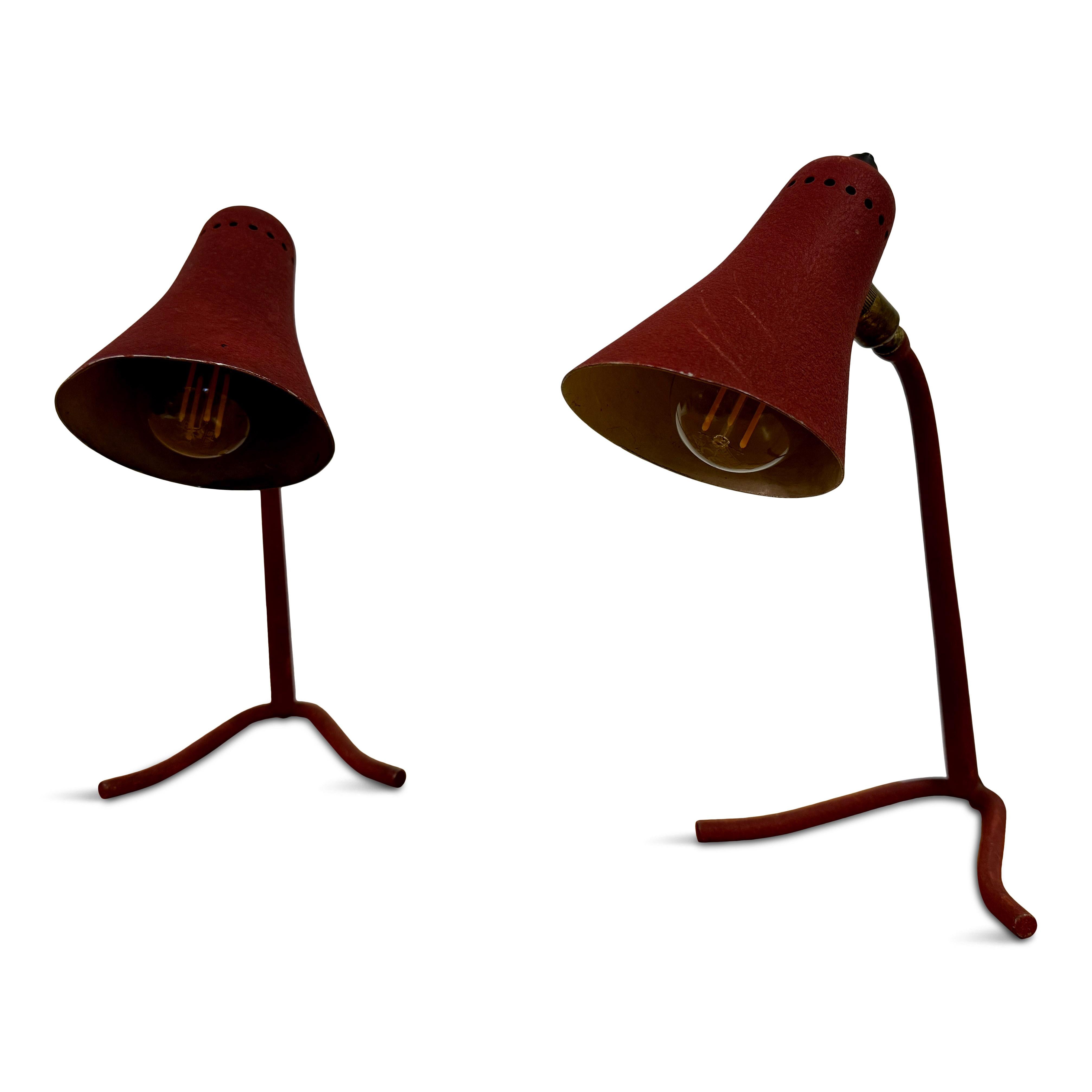 Ces lampes de table italiennes du milieu du siècle constituent un exemple frappant de design vintage, caractérisé par leur esthétique distinctive et minimaliste. Chaque lampe est dotée d'un abat-jour conique avec une base légèrement évasée, d'une
